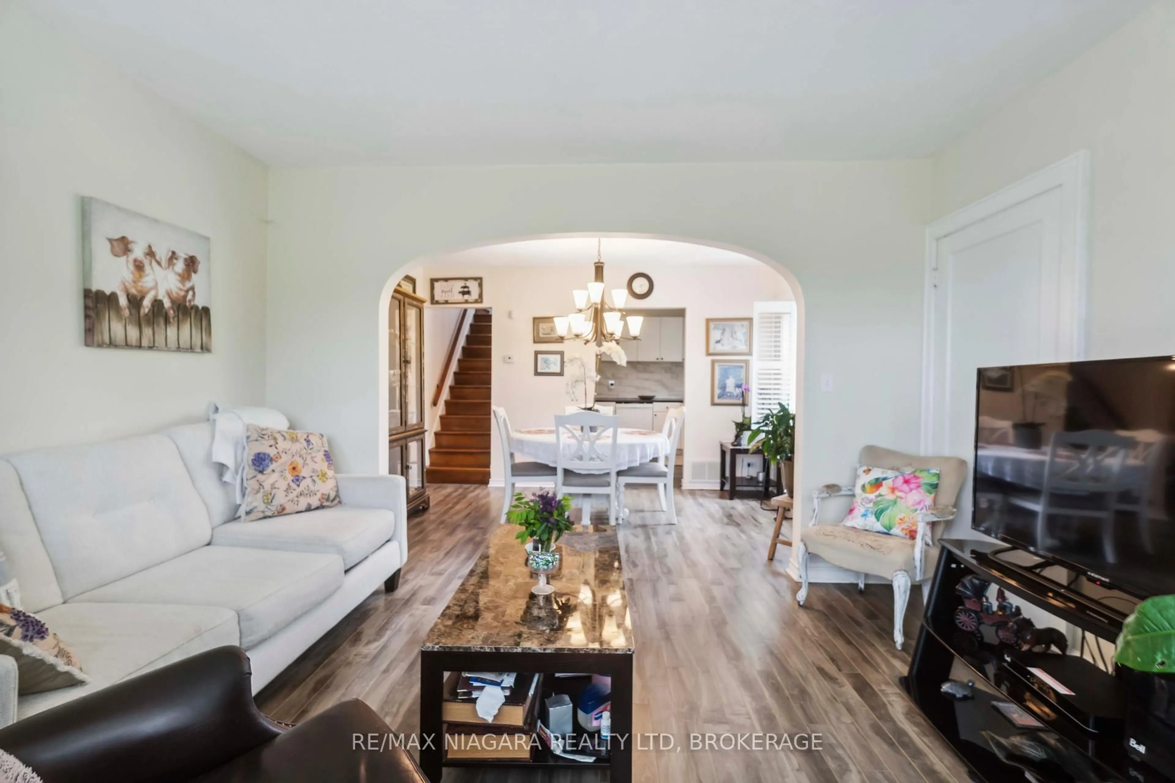 Living room with furniture, unknown for 1055 Burger Rd, Fort Erie Ontario L0S 1N0