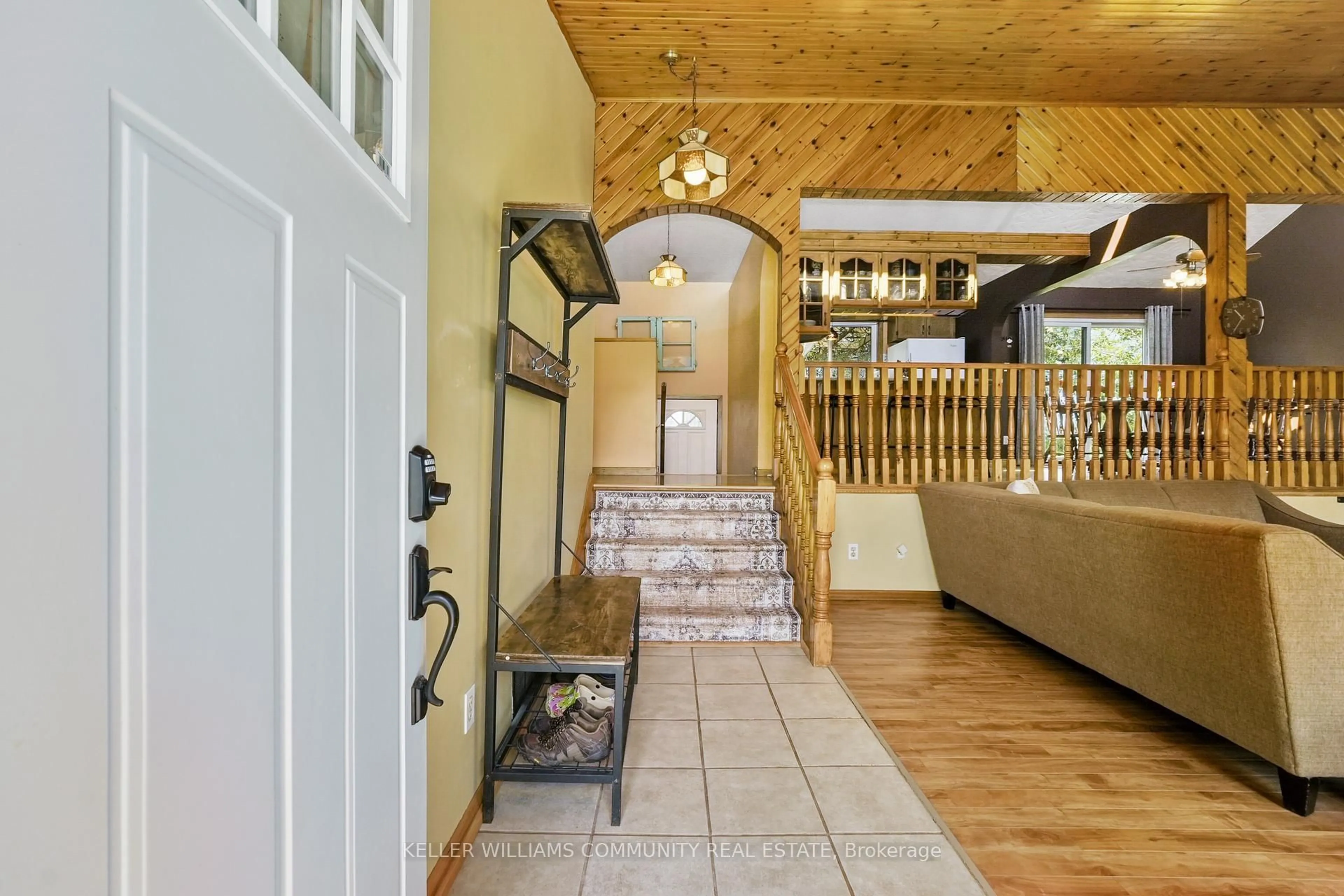 Indoor foyer for 2574 Asphodel 12th Line, Asphodel-Norwood Ontario K0L 2V0