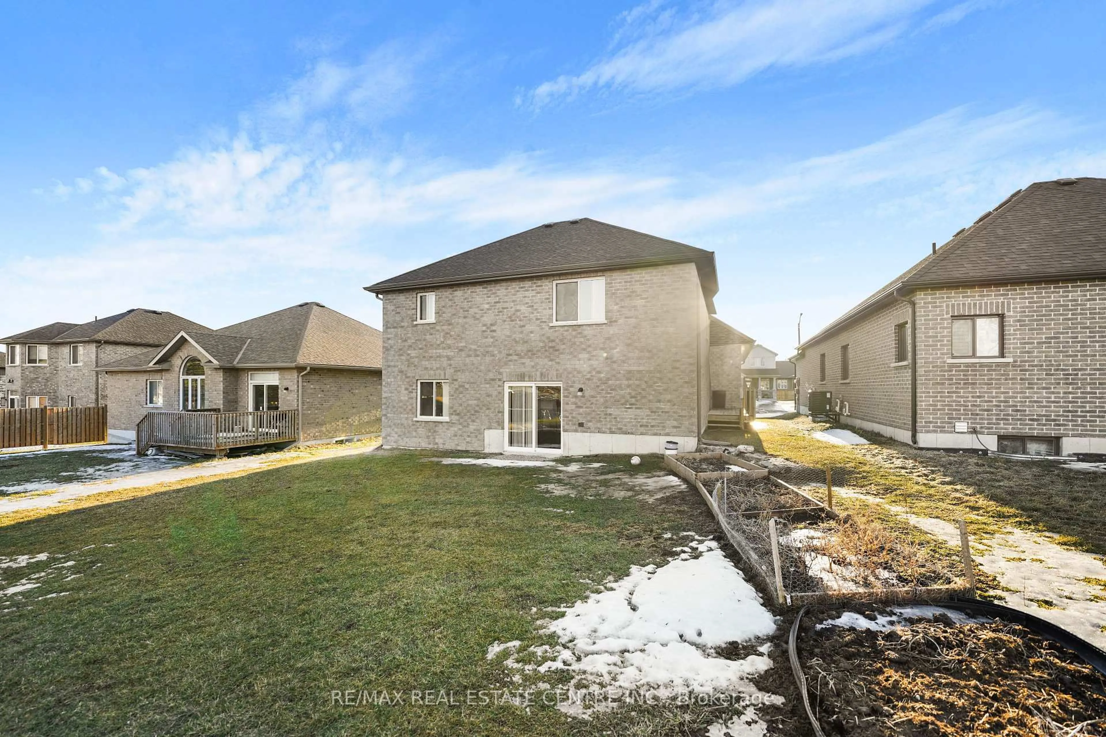 A pic from outside/outdoor area/front of a property/back of a property/a pic from drone, street for 28 Stonecrest Blvd, Quinte West Ontario K8R 0A4