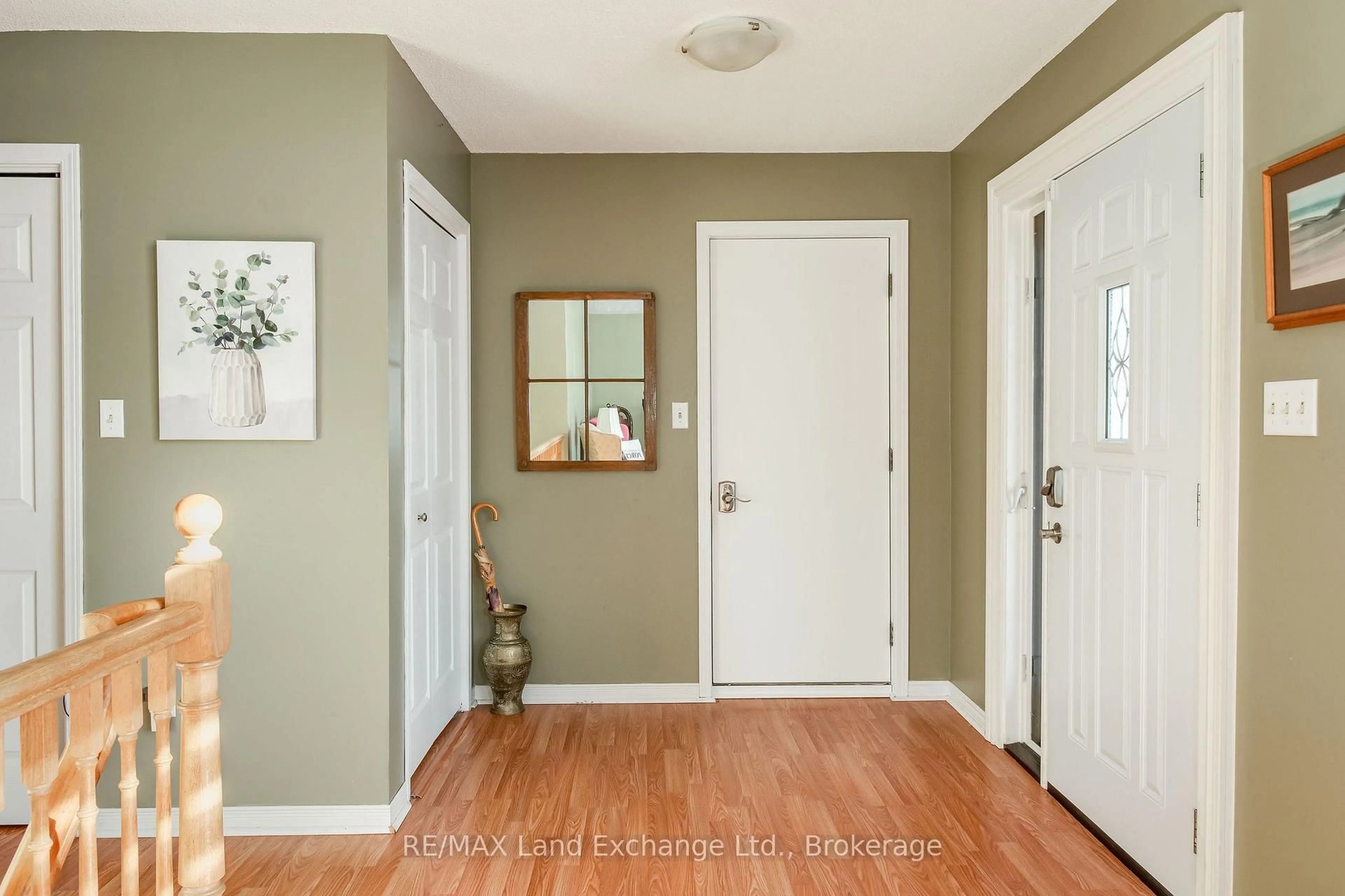 Indoor entryway for 763 Bradford St, Saugeen Shores Ontario N0H 2C0