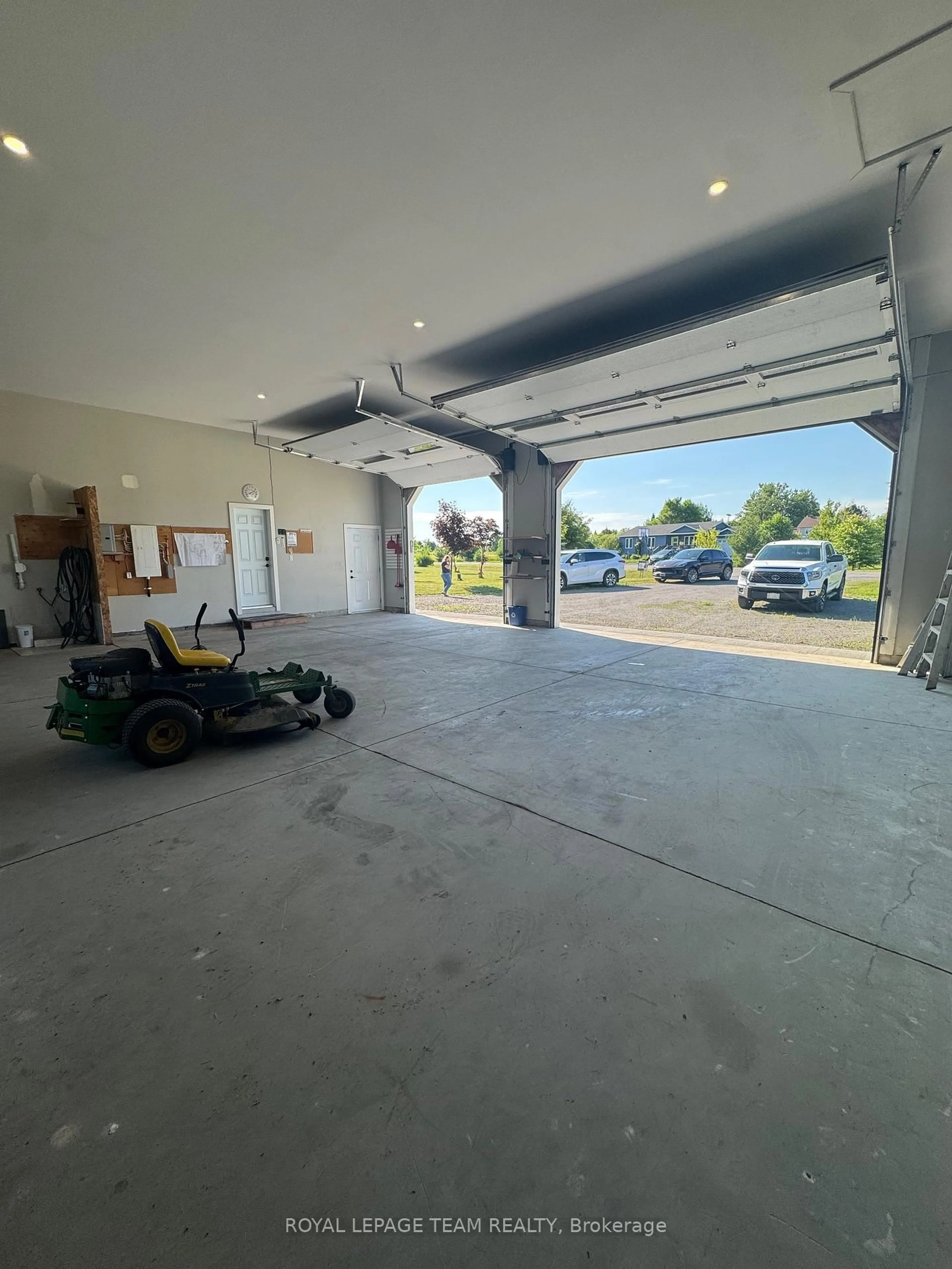 Indoor garage for 126 Grasshopper Lane, Ottawa Ontario K0A 1T0