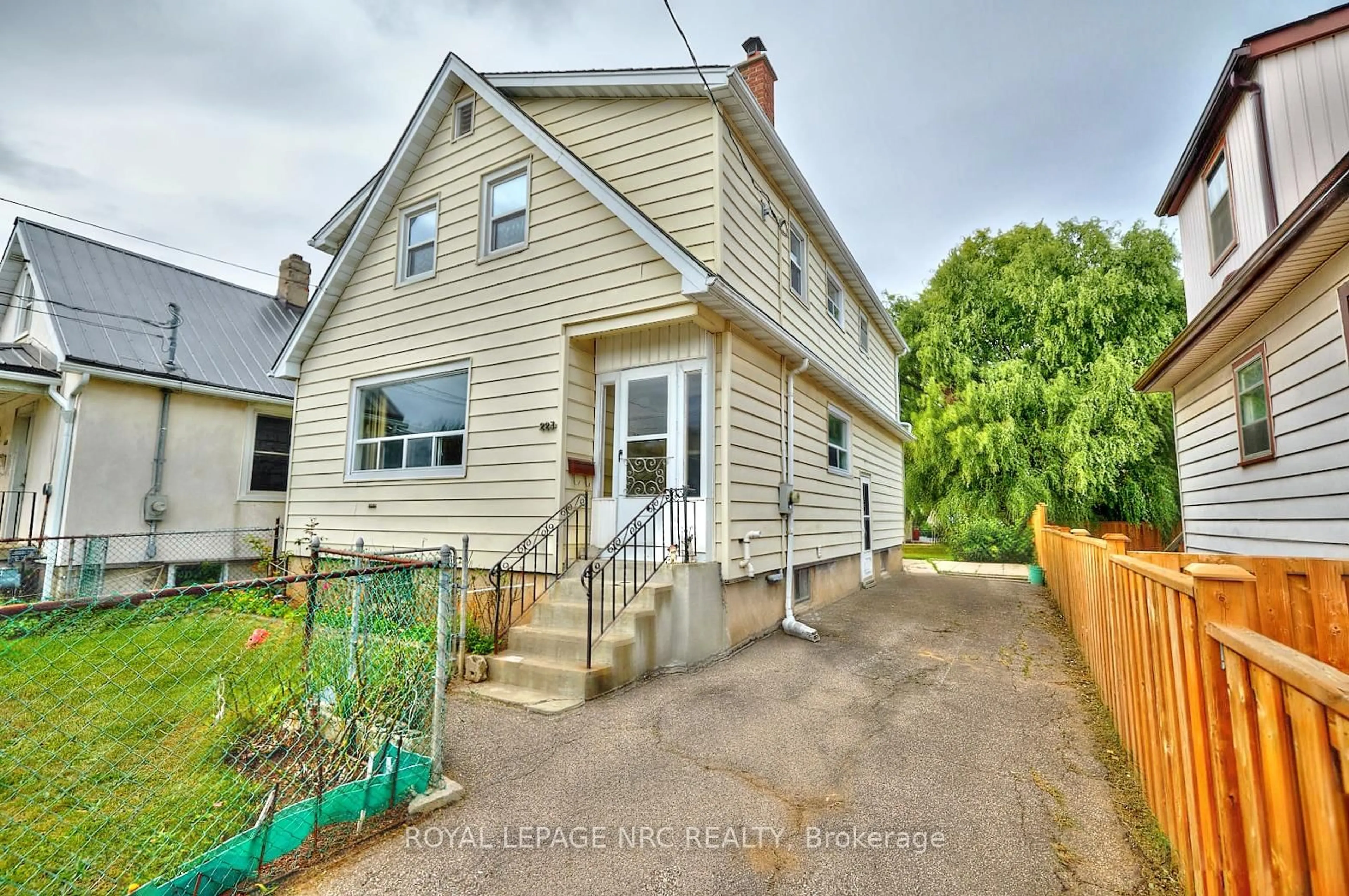A pic from outside/outdoor area/front of a property/back of a property/a pic from drone, street for 223 Niagara St, St. Catharines Ontario L2M 4V3