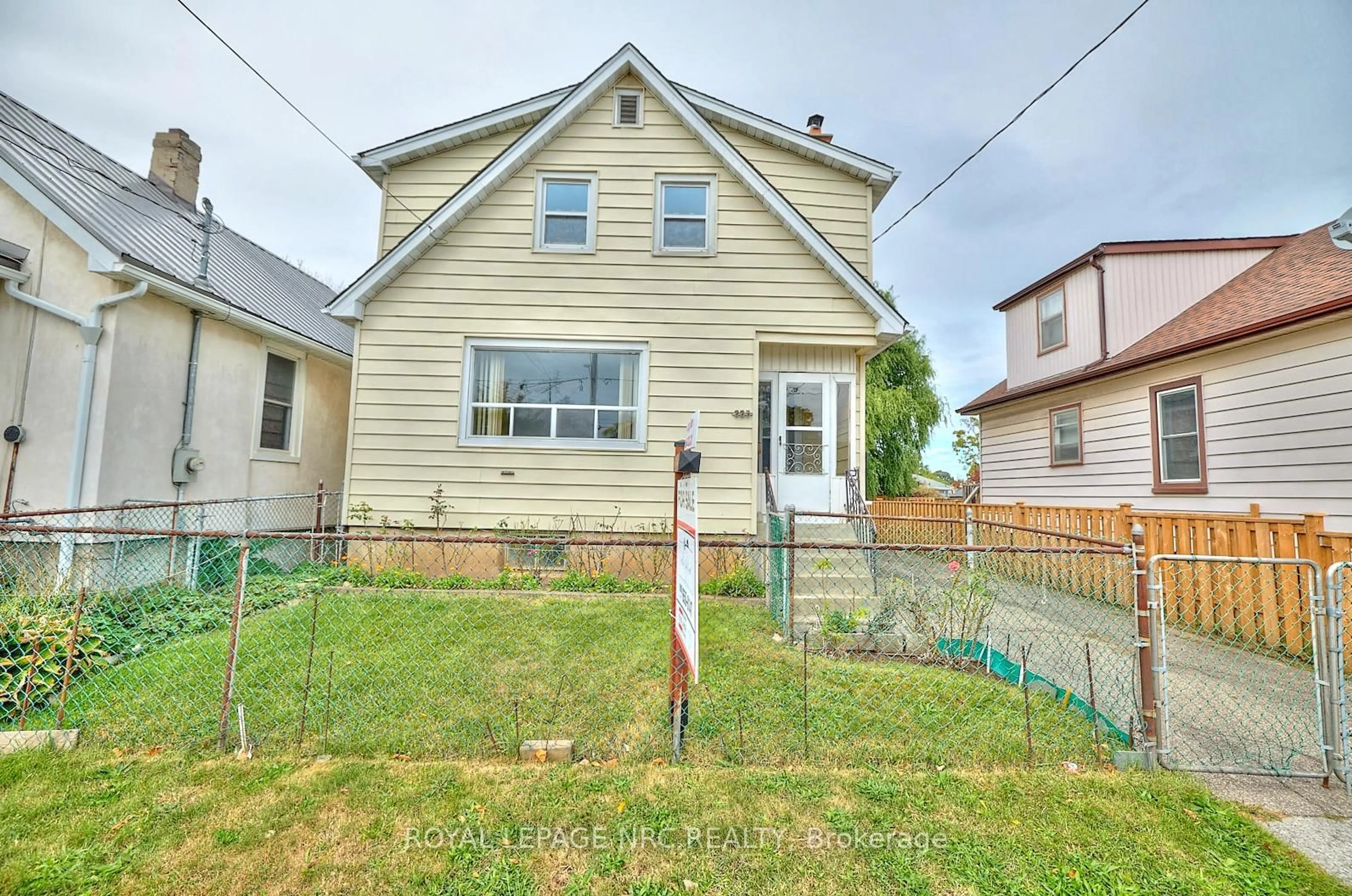 A pic from outside/outdoor area/front of a property/back of a property/a pic from drone, street for 223 Niagara St, St. Catharines Ontario L2M 4V3