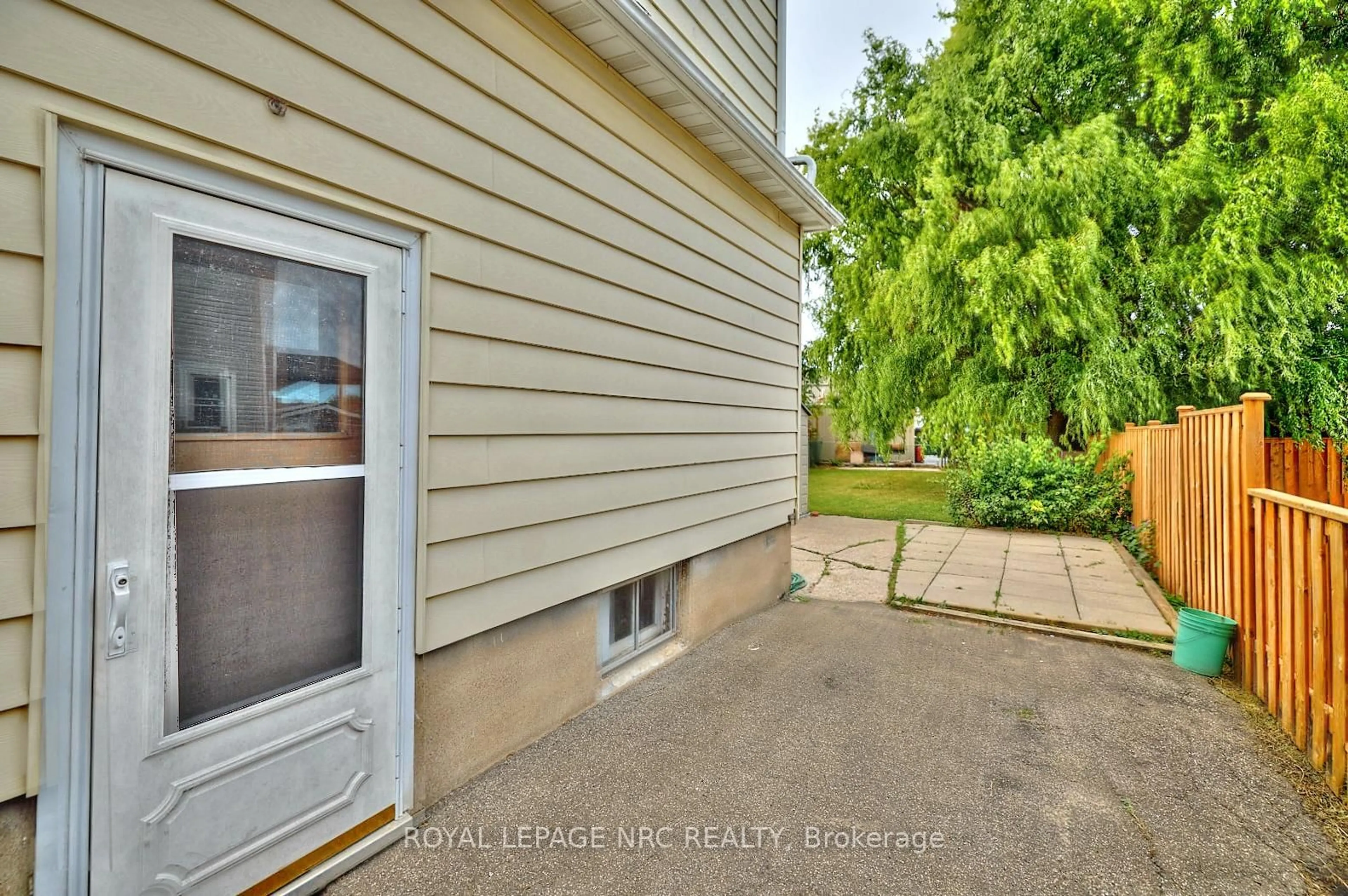 Patio, street for 223 Niagara St, St. Catharines Ontario L2M 4V3