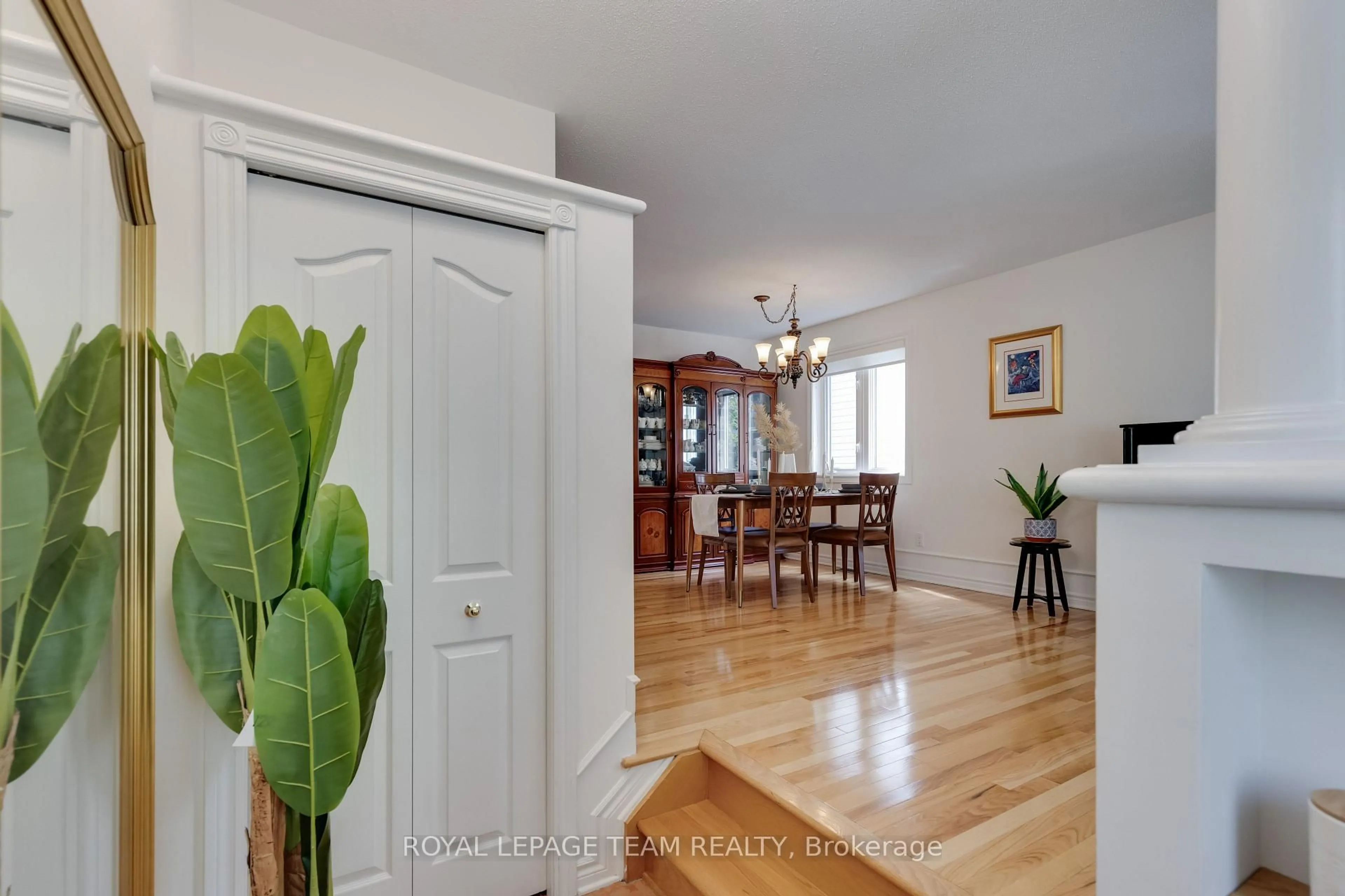 Indoor entryway for 18 DRYSDALE St, Kanata Ontario K2K 3L3