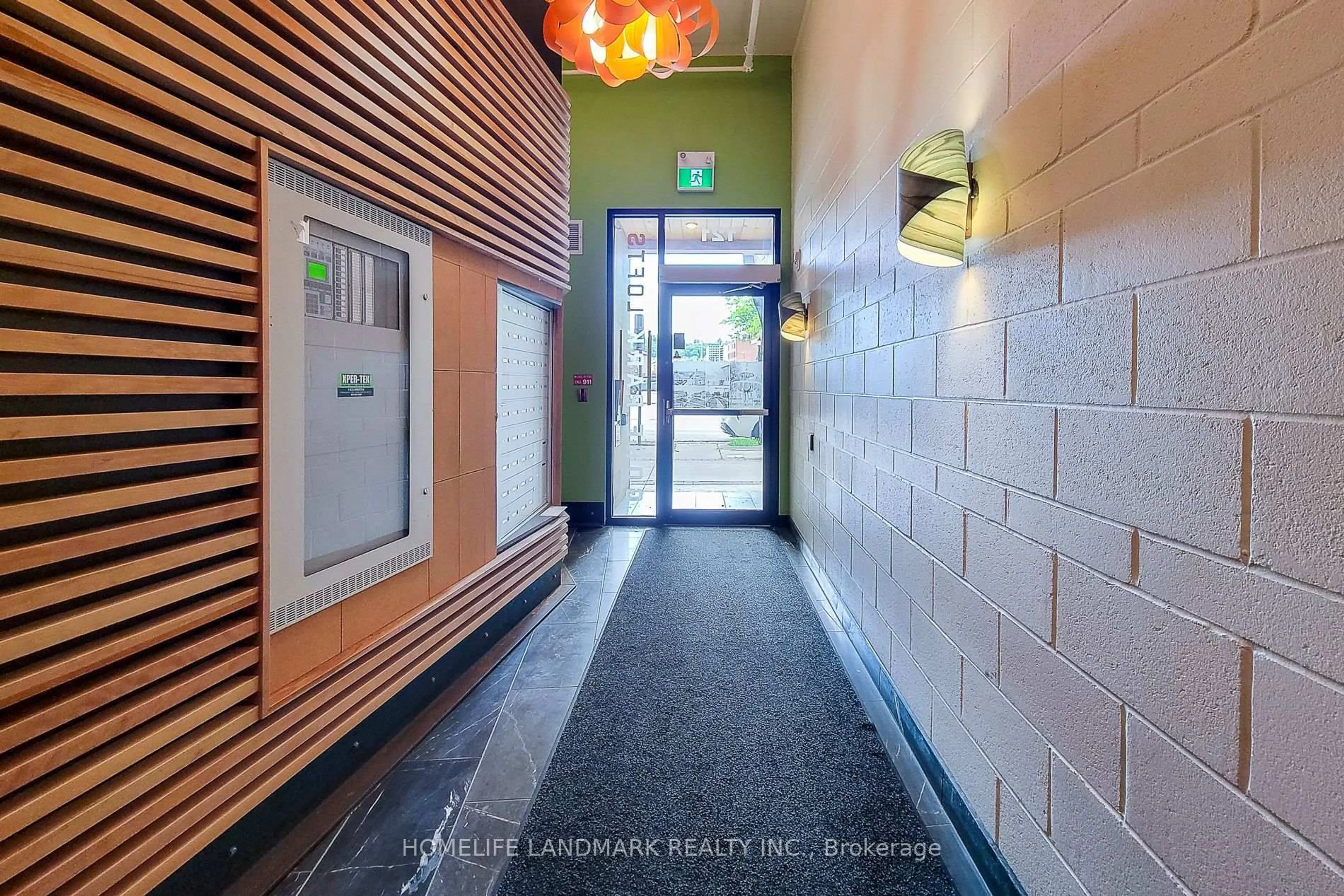 Indoor foyer for 121 King St #507, Hamilton Ontario L8N 1A9