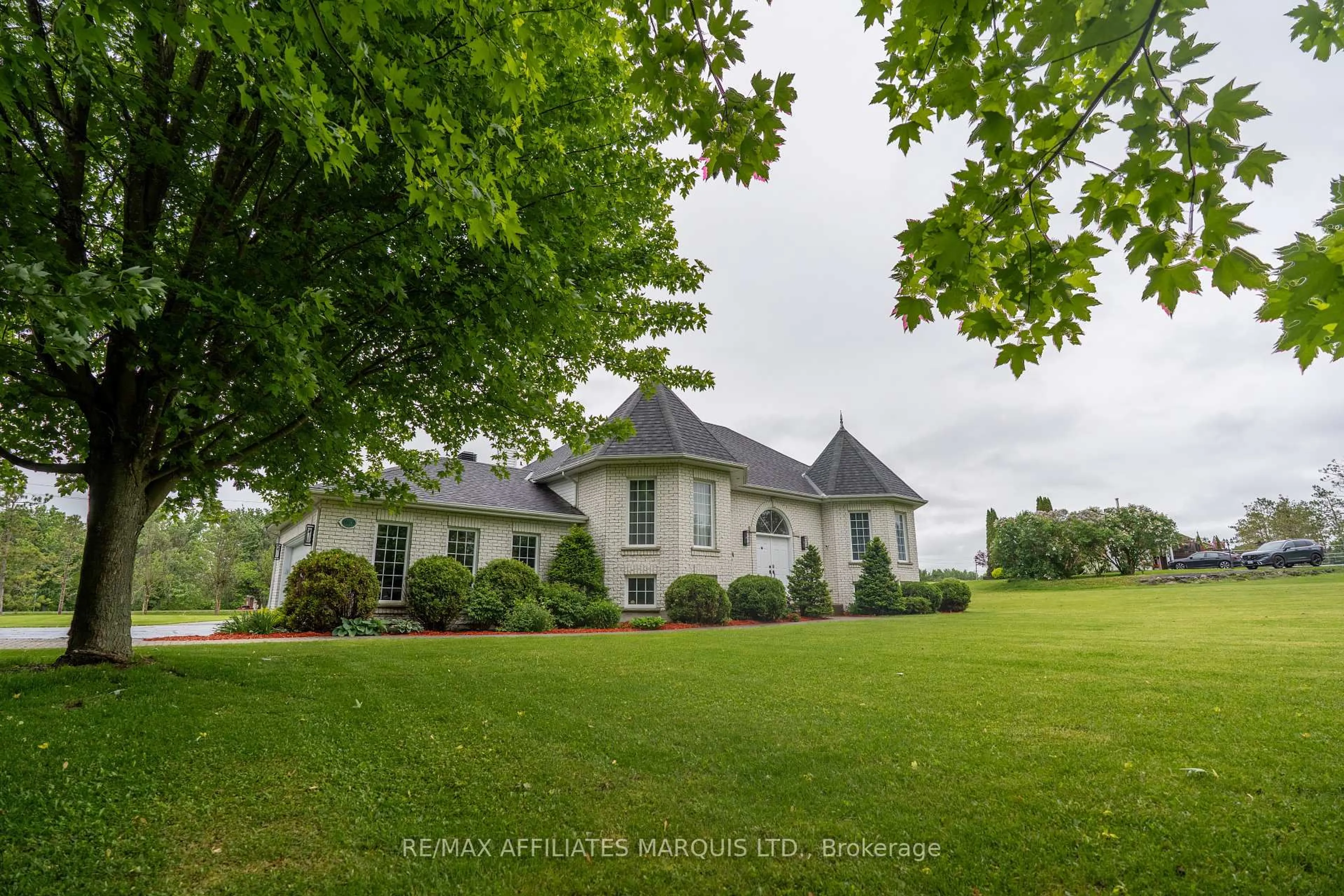 A pic from outside/outdoor area/front of a property/back of a property/a pic from drone, unknown for 18608 Grandview Cres, South Glengarry Ontario K0C 2J0