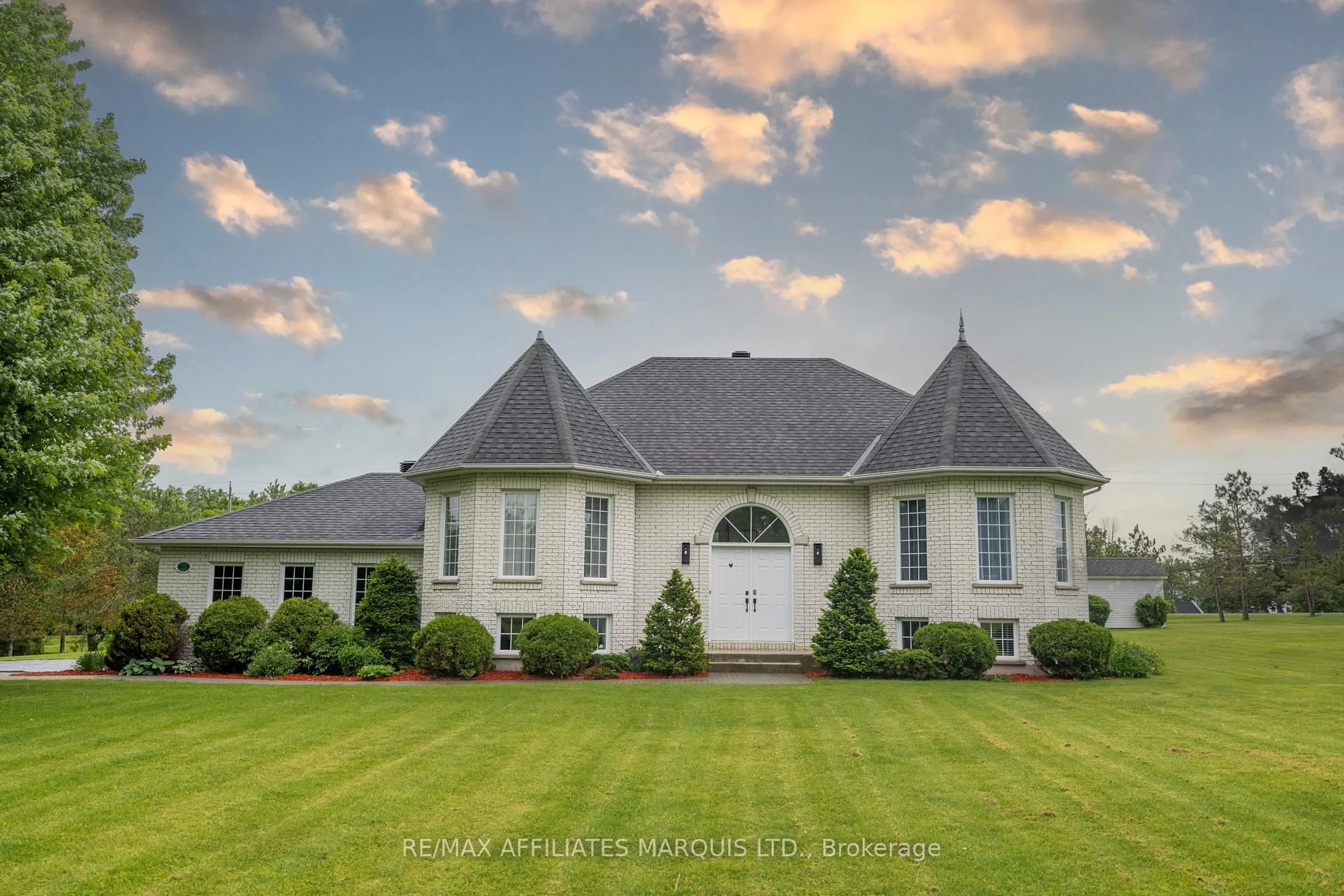 A pic from outside/outdoor area/front of a property/back of a property/a pic from drone, unknown for 18608 Grandview Cres, South Glengarry Ontario K0C 2J0