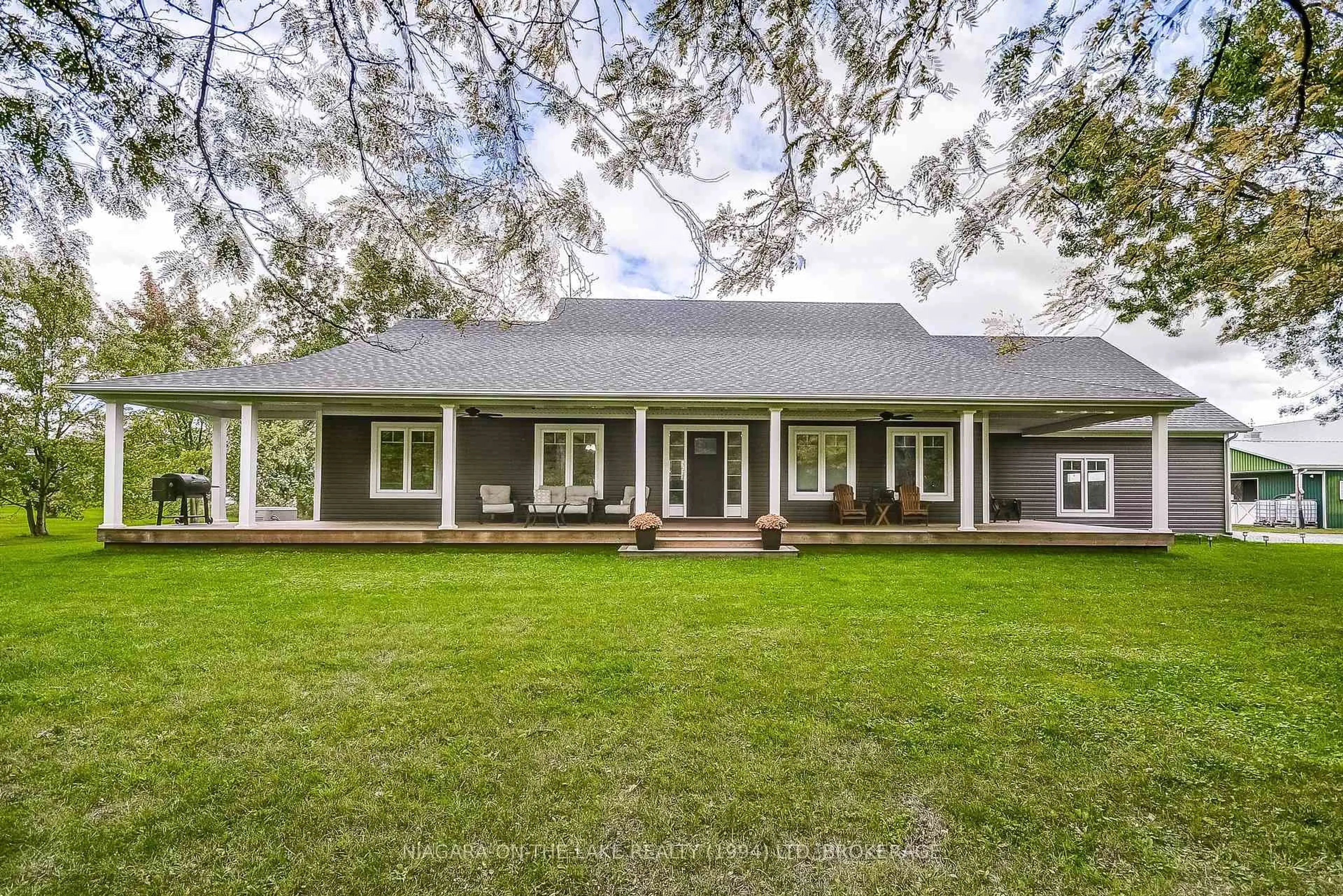Home with vinyl exterior material, street for 12857 King Rd, Niagara Falls Ontario L2H 2J1