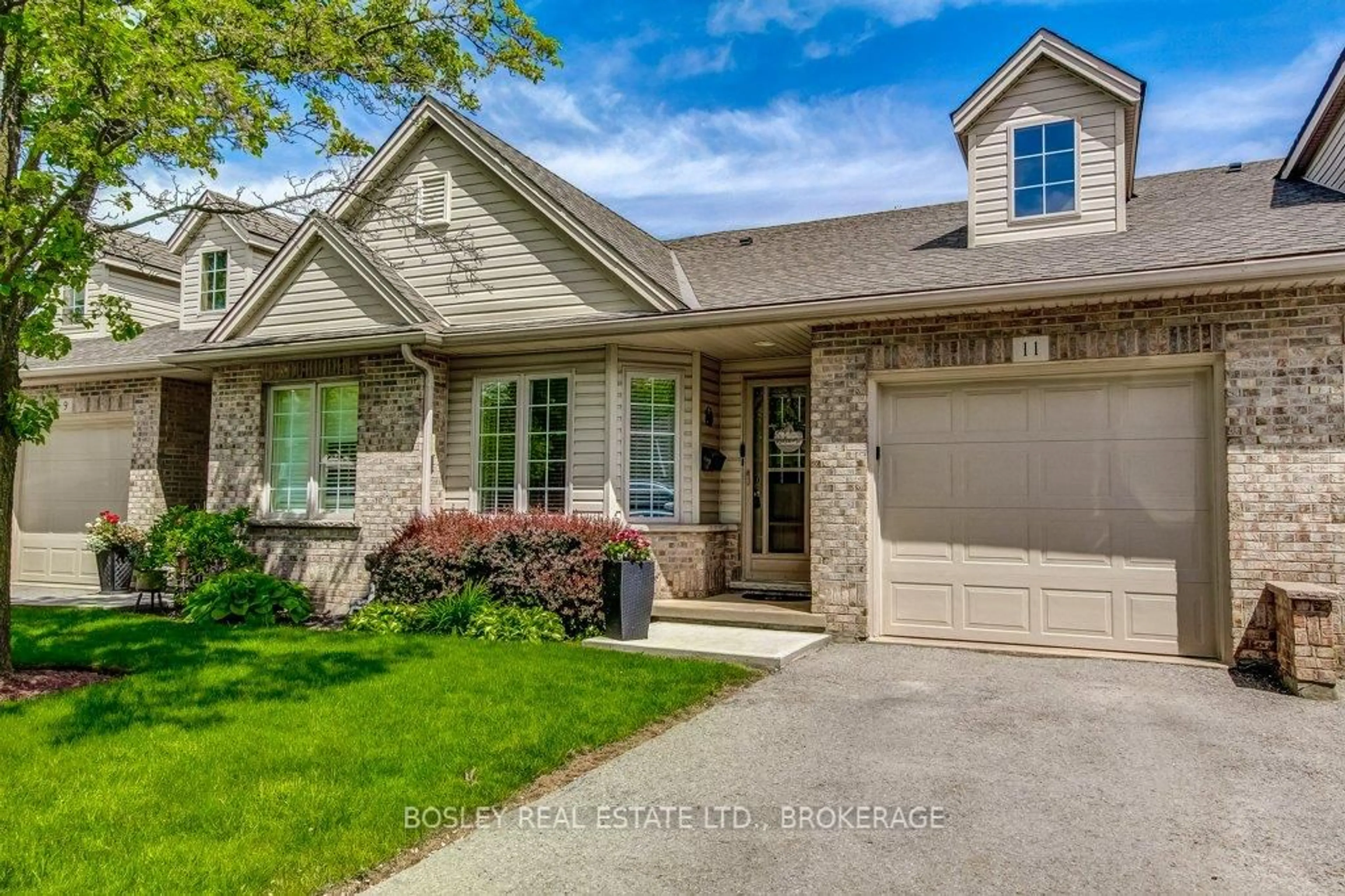 Home with brick exterior material, street for 303 Central Ave #11, Grimsby Ontario L3M 5L7
