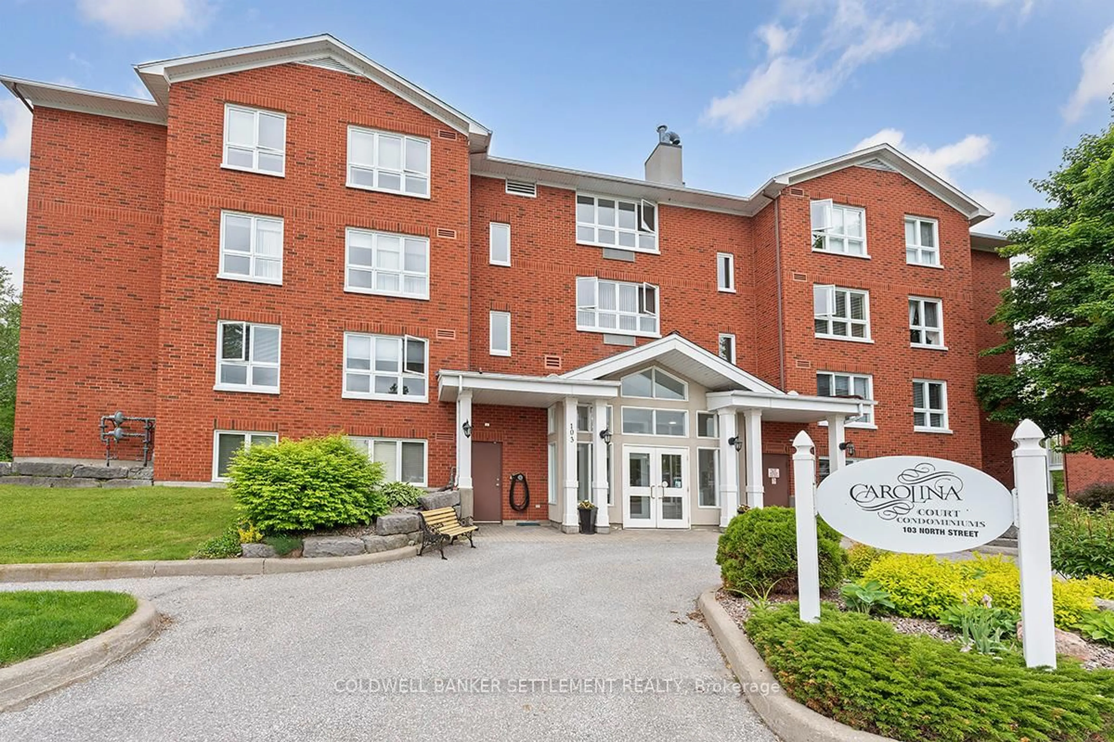 Indoor foyer for 103 North St #101, Perth Ontario K7H 3P3