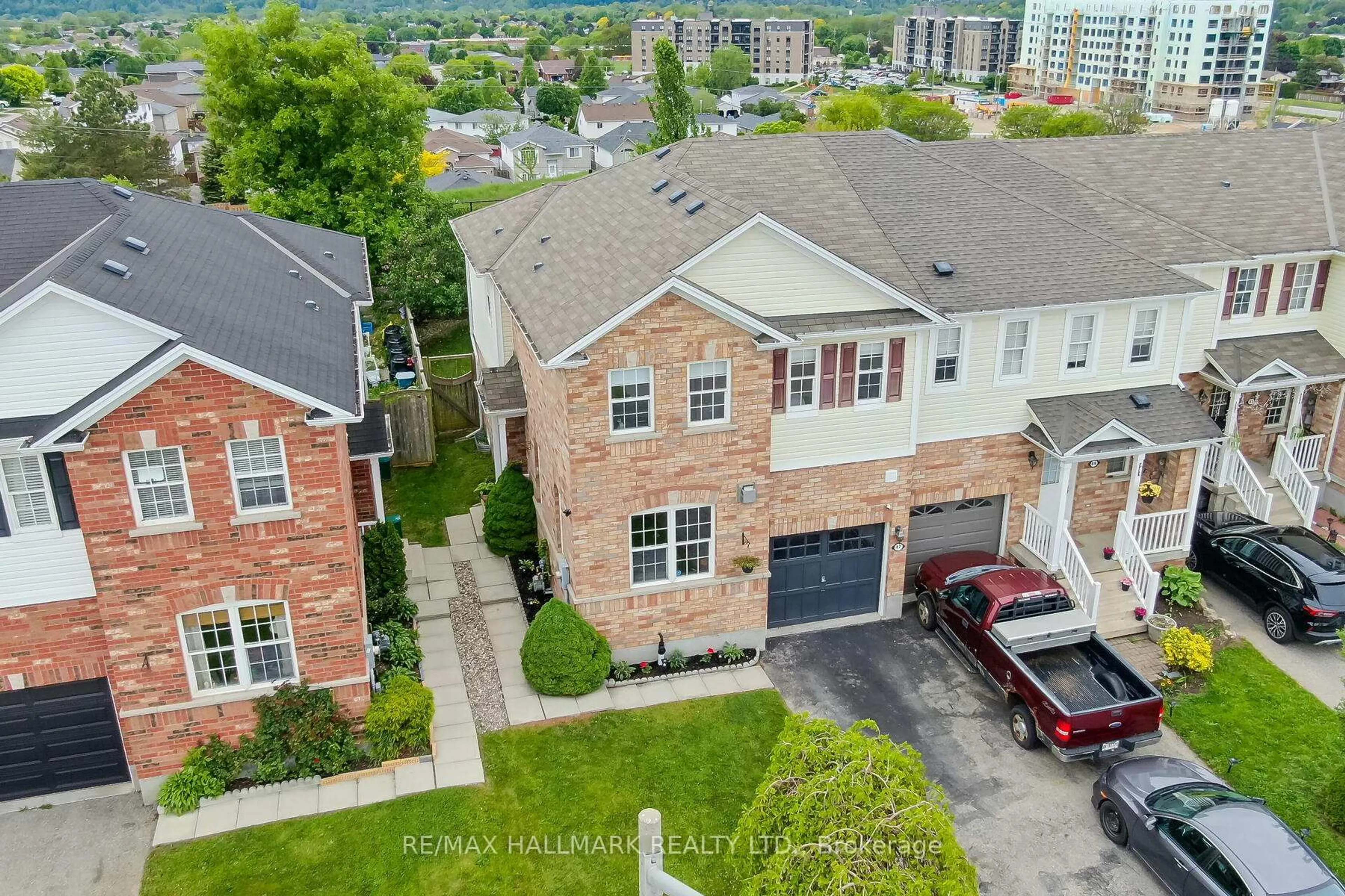 A pic from outside/outdoor area/front of a property/back of a property/a pic from drone, street for 47 Bloomington Dr, Cambridge Ontario N1P 1J5