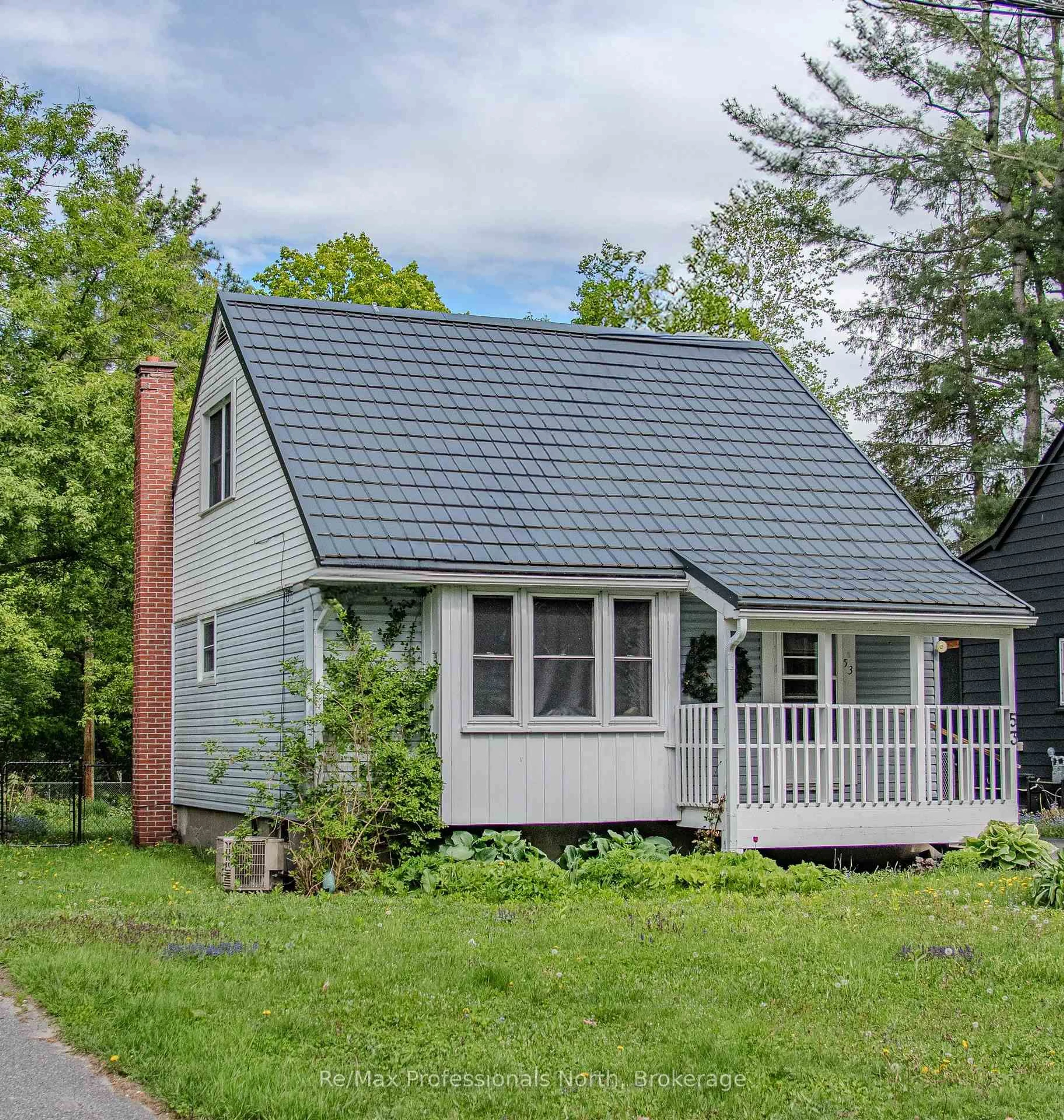 Home with vinyl exterior material, street for 53 Aubrey St, Bracebridge Ontario P1L 1L9