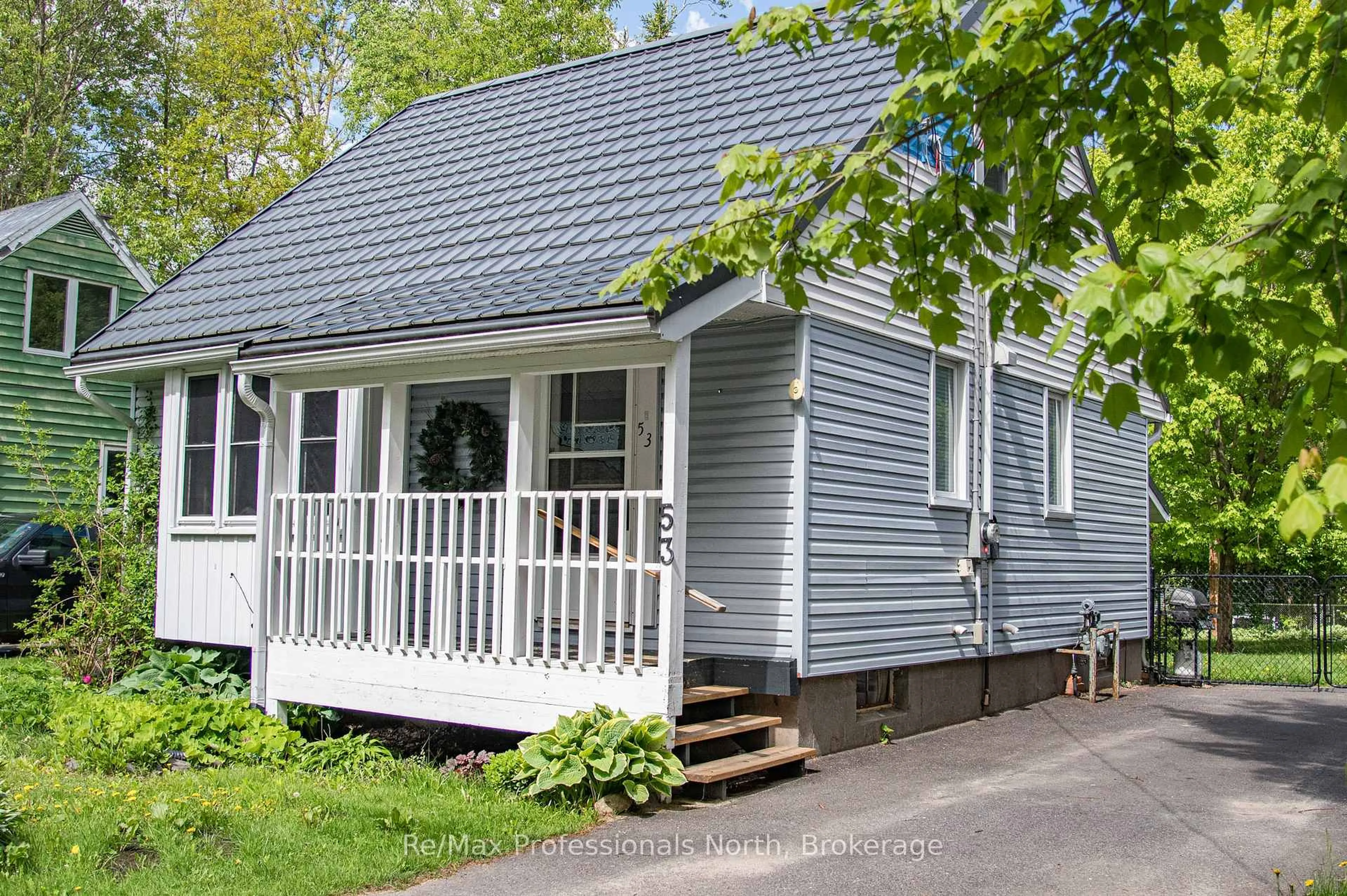 Home with vinyl exterior material, street for 53 Aubrey St, Bracebridge Ontario P1L 1L9