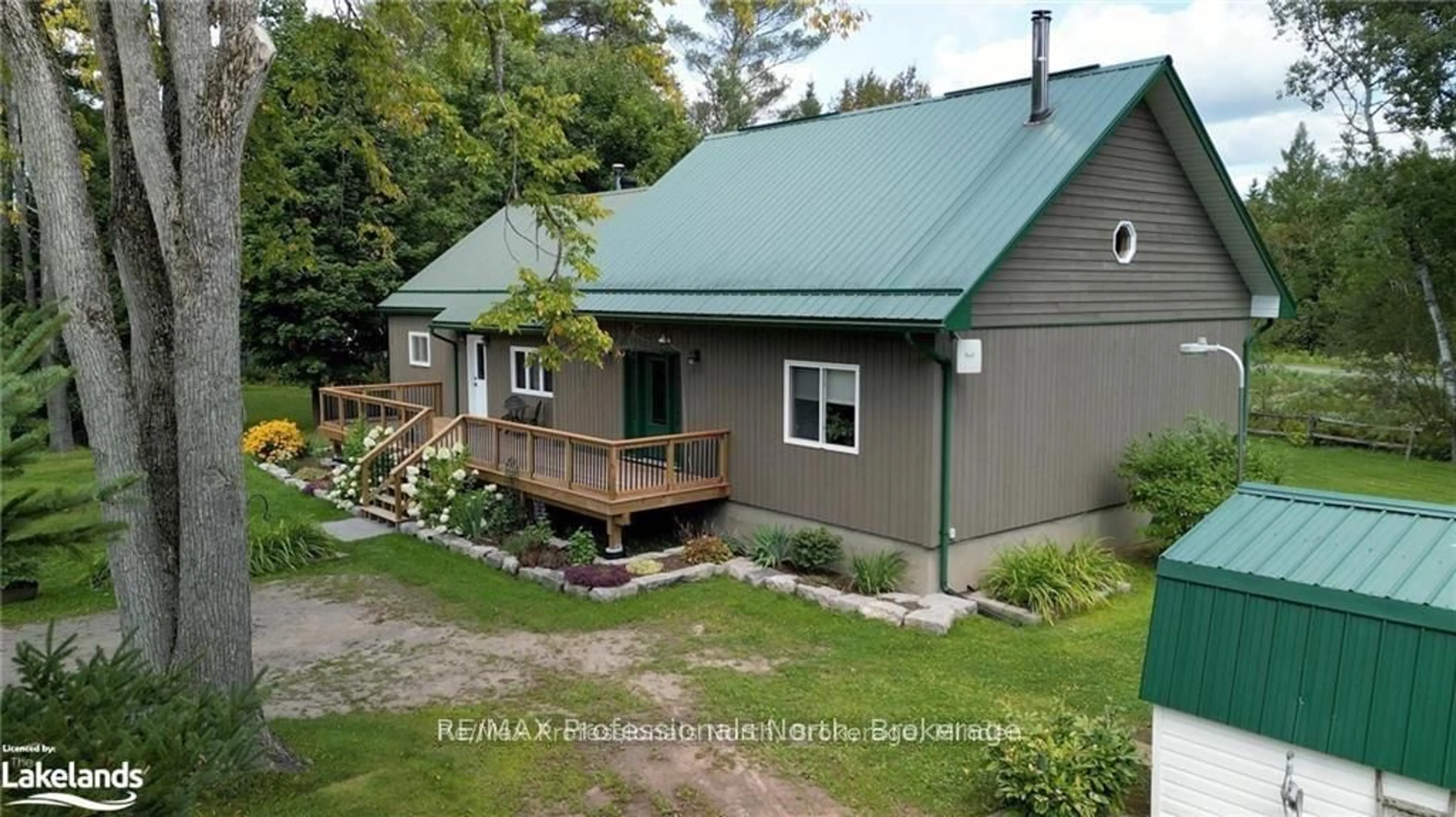 A pic from outside/outdoor area/front of a property/back of a property/a pic from drone, building for 1026 DEWEY St, Highlands East Ontario K0M 1R0