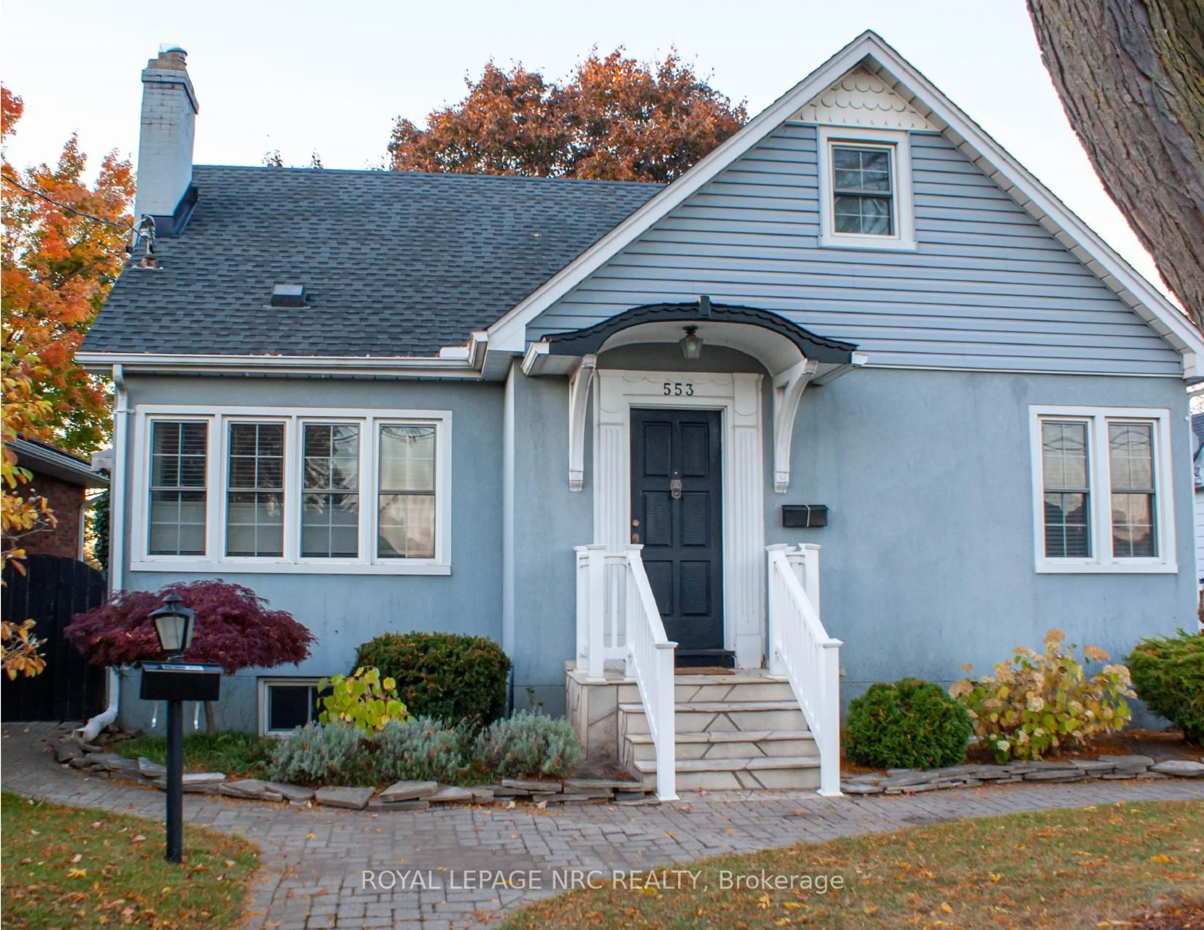 Home with vinyl exterior material, street for 553 Carlton St, St. Catharines Ontario L2M 4X6