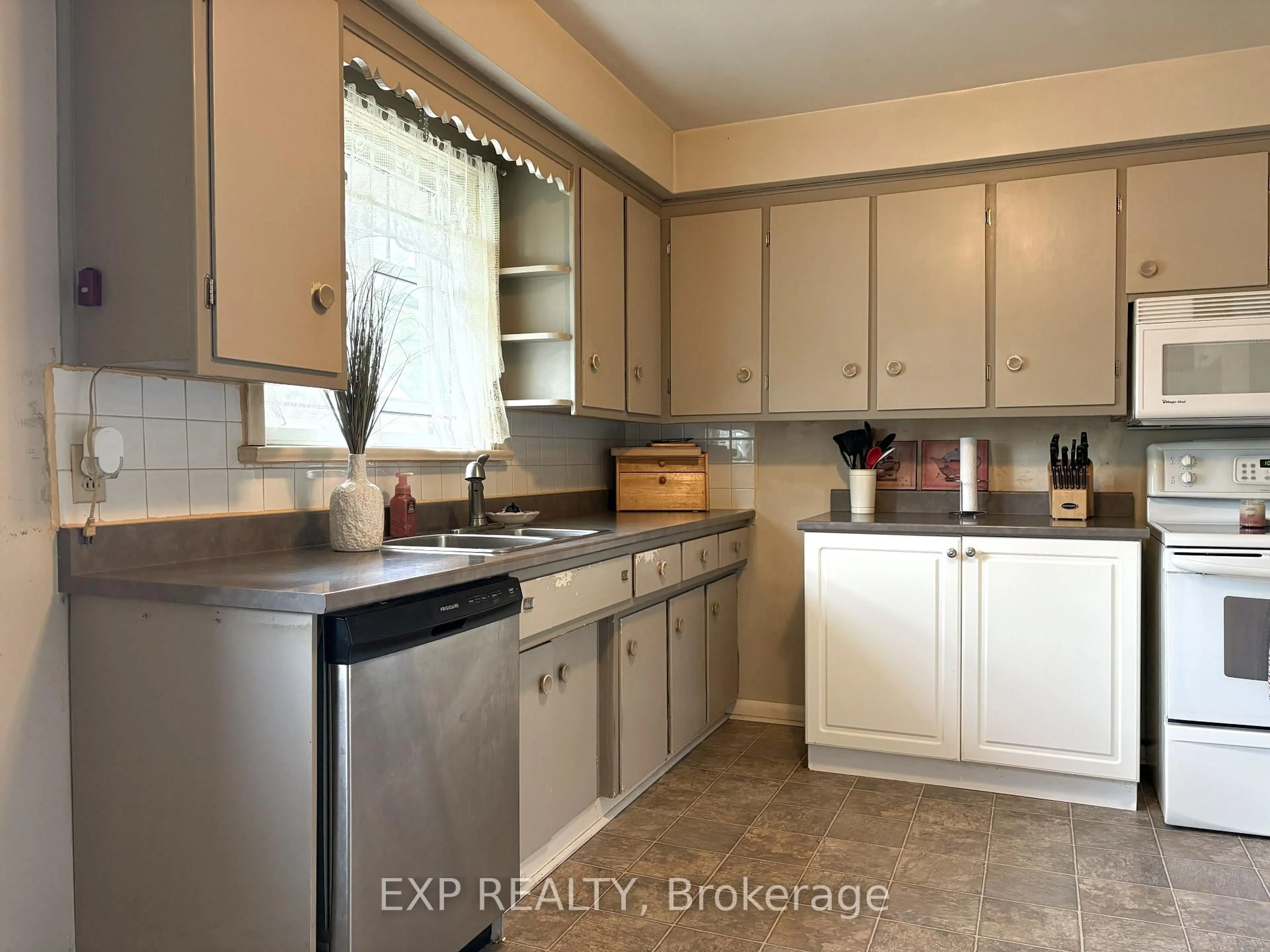 Standard kitchen, ceramic/tile floor for 348 Charles Ave, Renfrew Ontario K7V 3J1