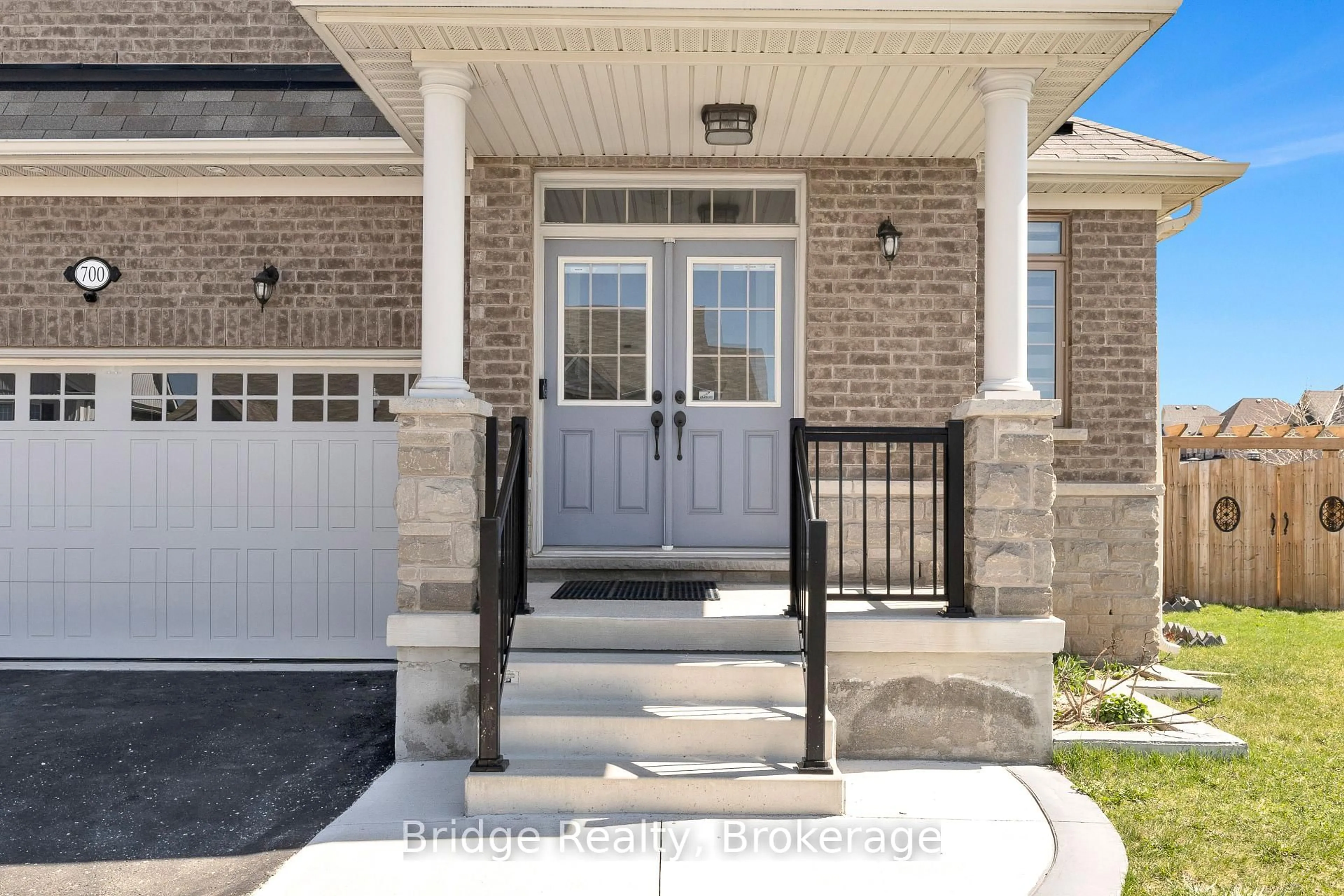 Indoor entryway for 700 Arthur Parker Ave, Woodstock Ontario N4S 7W2