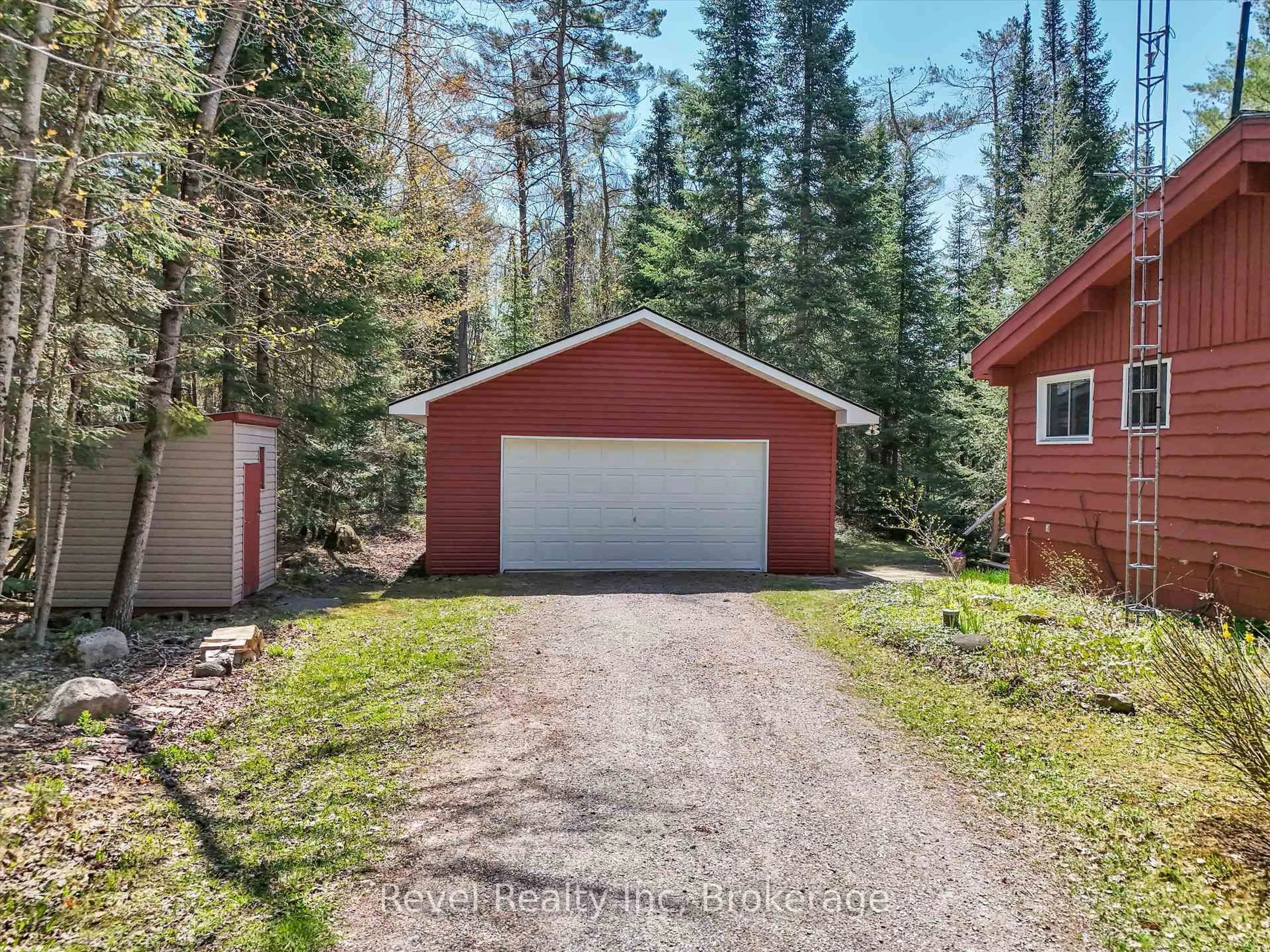 Indoor garage for 1234 Miriam Dr, Bracebridge Ontario P1L 1X1
