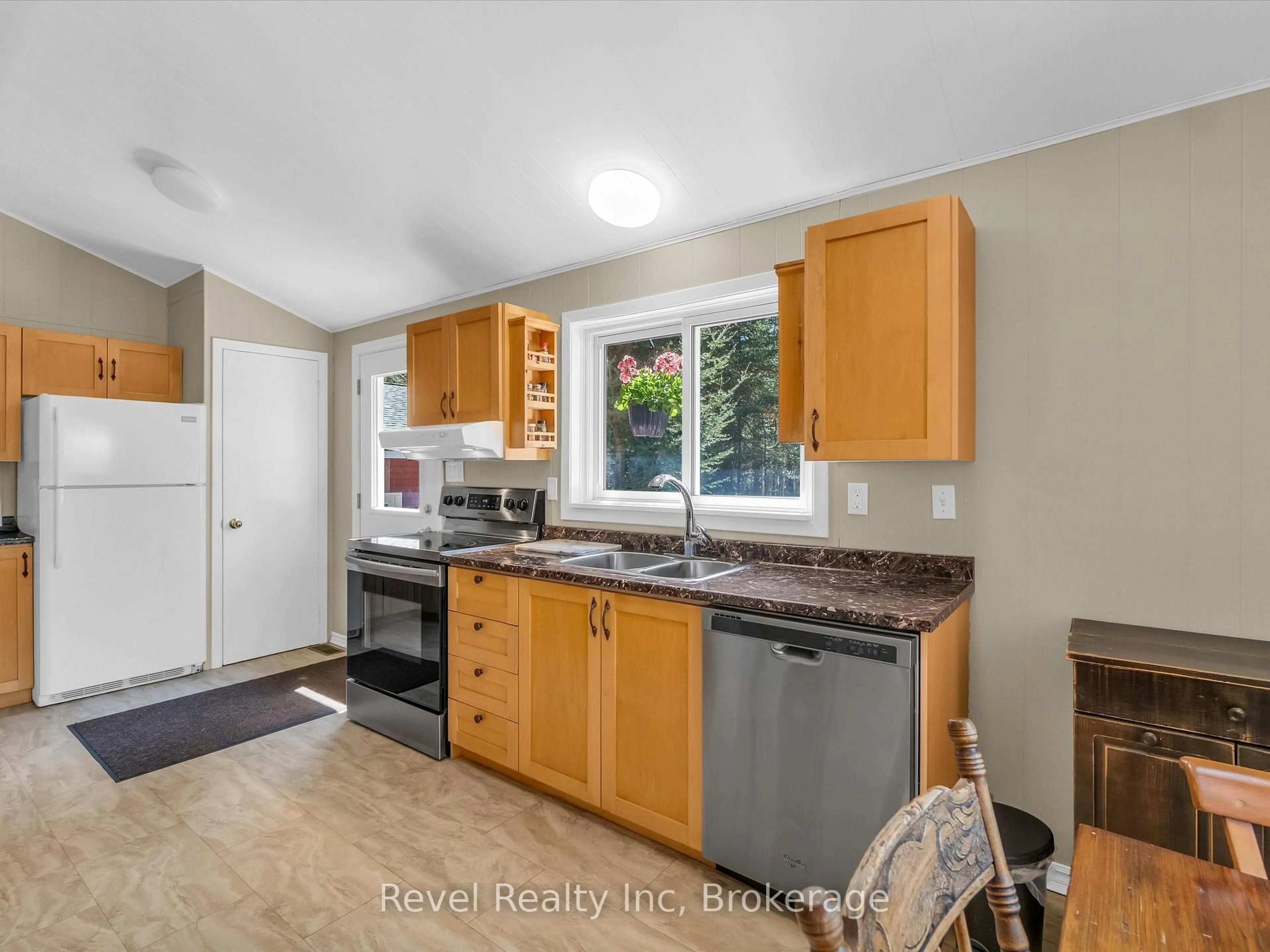 Open concept kitchen, ceramic/tile floor for 1234 Miriam Dr, Bracebridge Ontario P1L 1X1