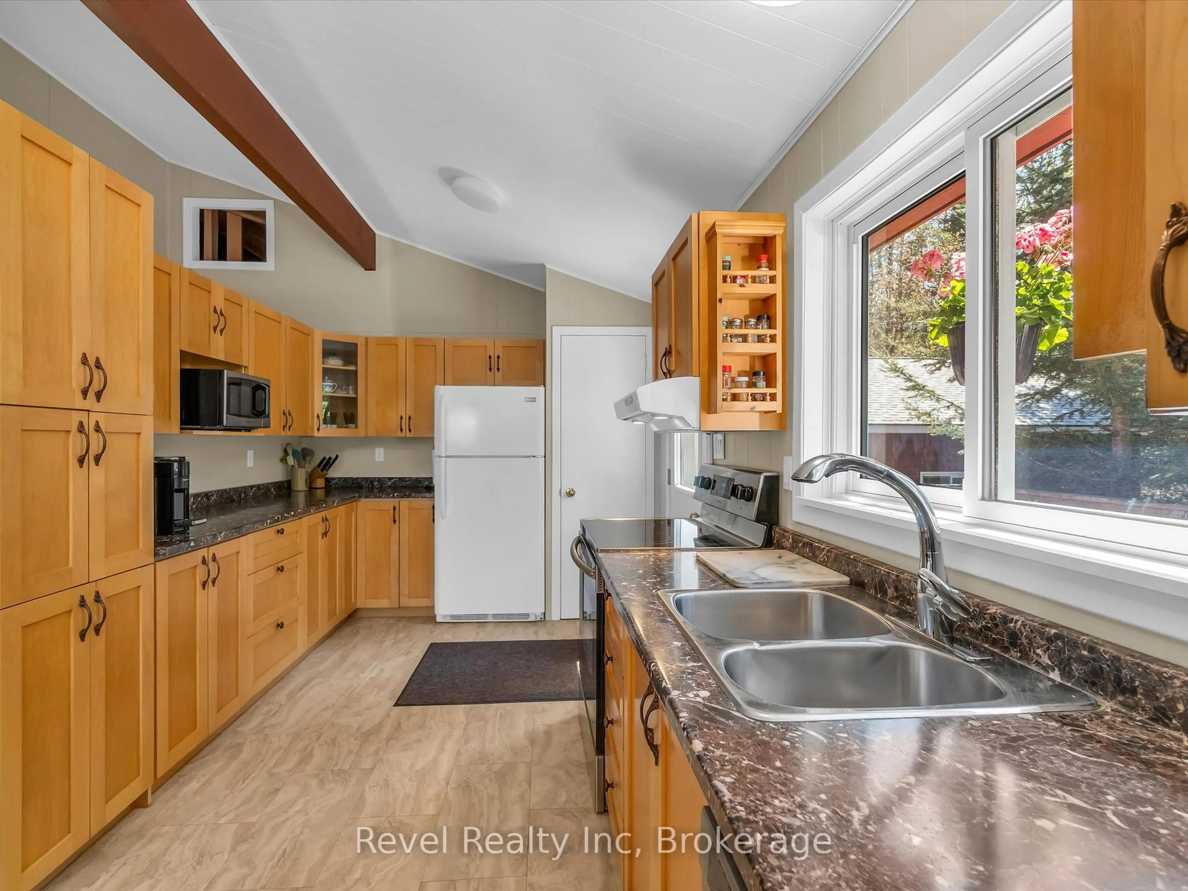 Open concept kitchen, ceramic/tile floor for 1234 Miriam Dr, Bracebridge Ontario P1L 1X1