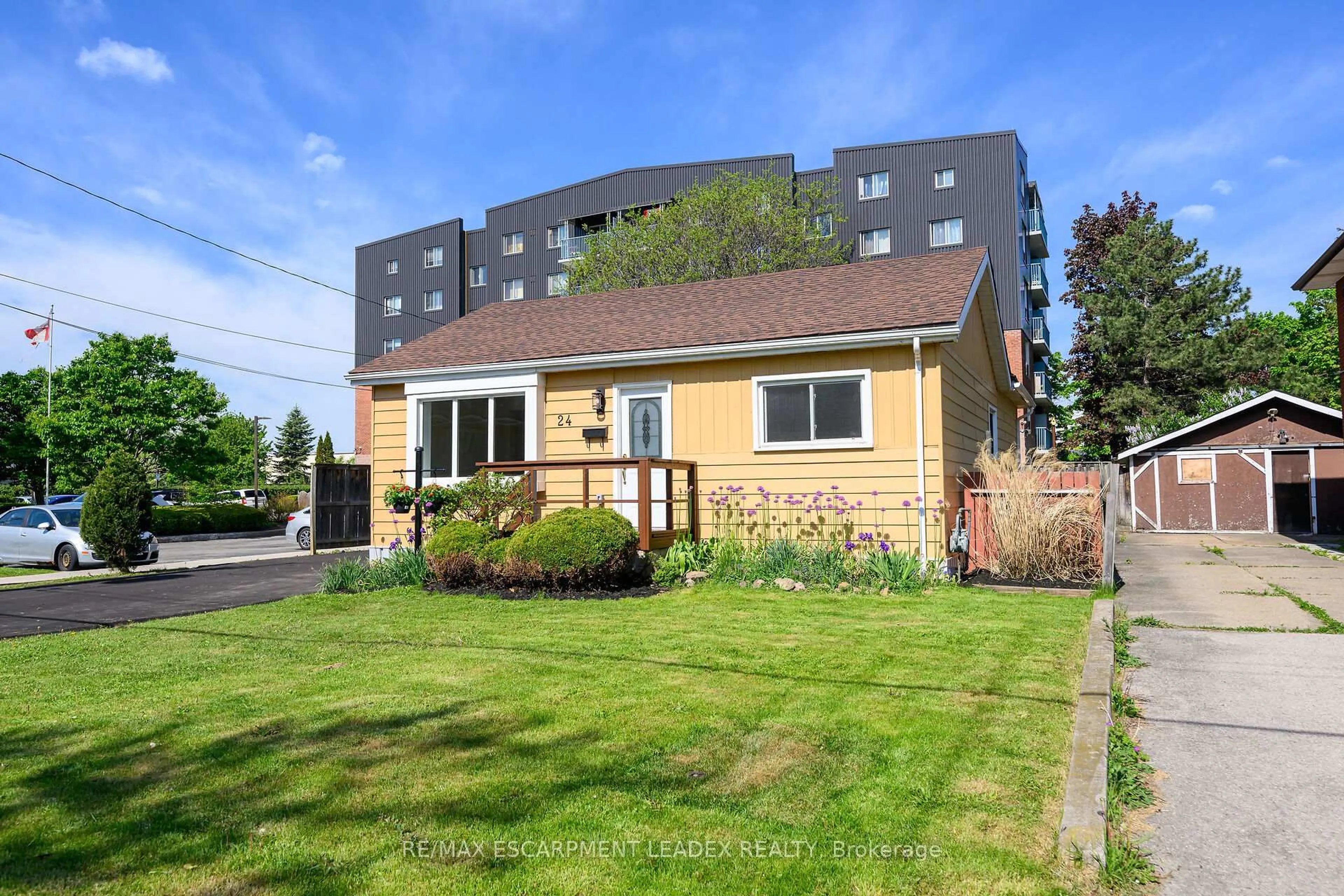 A pic from outside/outdoor area/front of a property/back of a property/a pic from drone, street for 24 Clapham Rd, Hamilton Ontario L8G 5A1