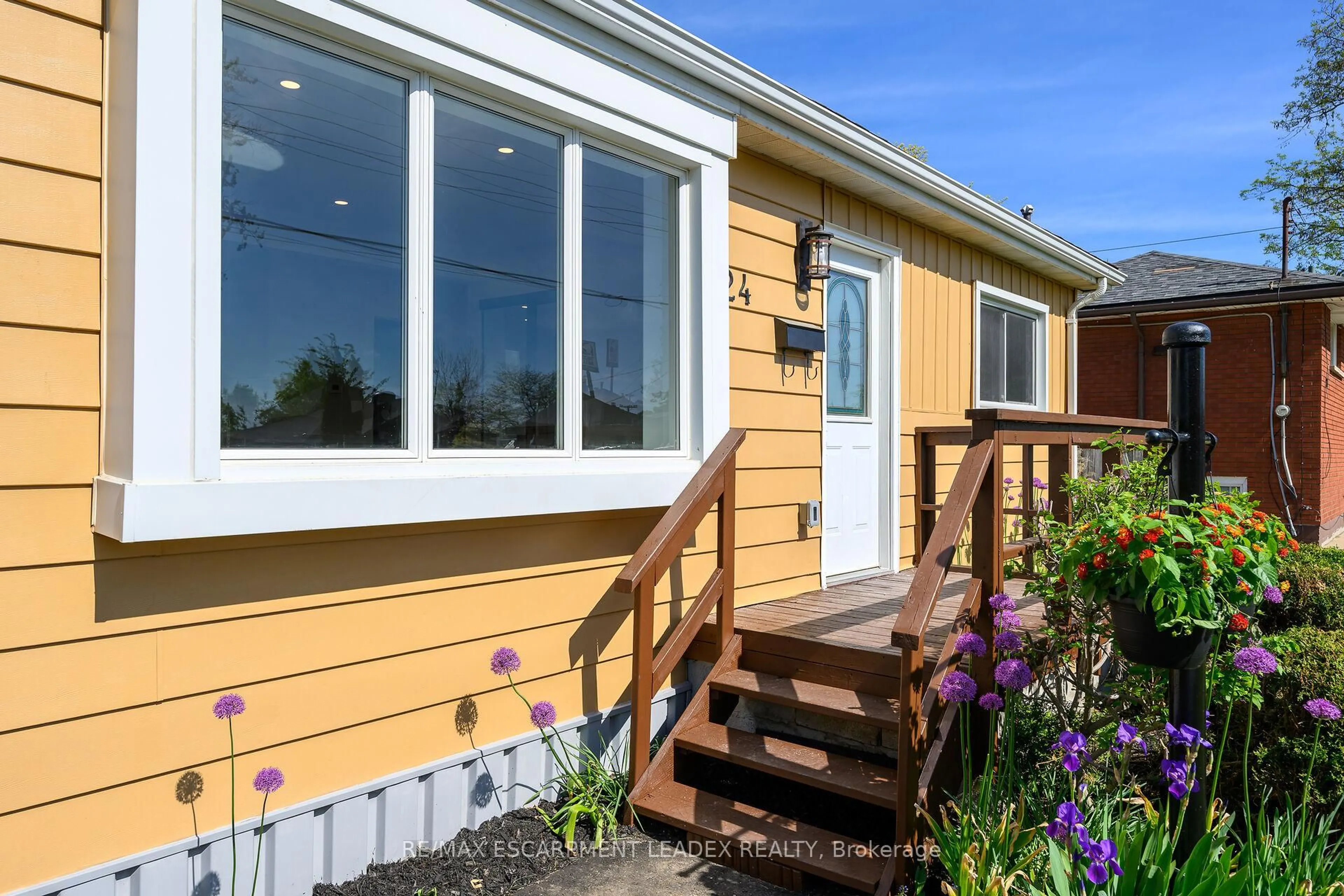 Home with vinyl exterior material, unknown for 24 Clapham Rd, Hamilton Ontario L8G 5A1