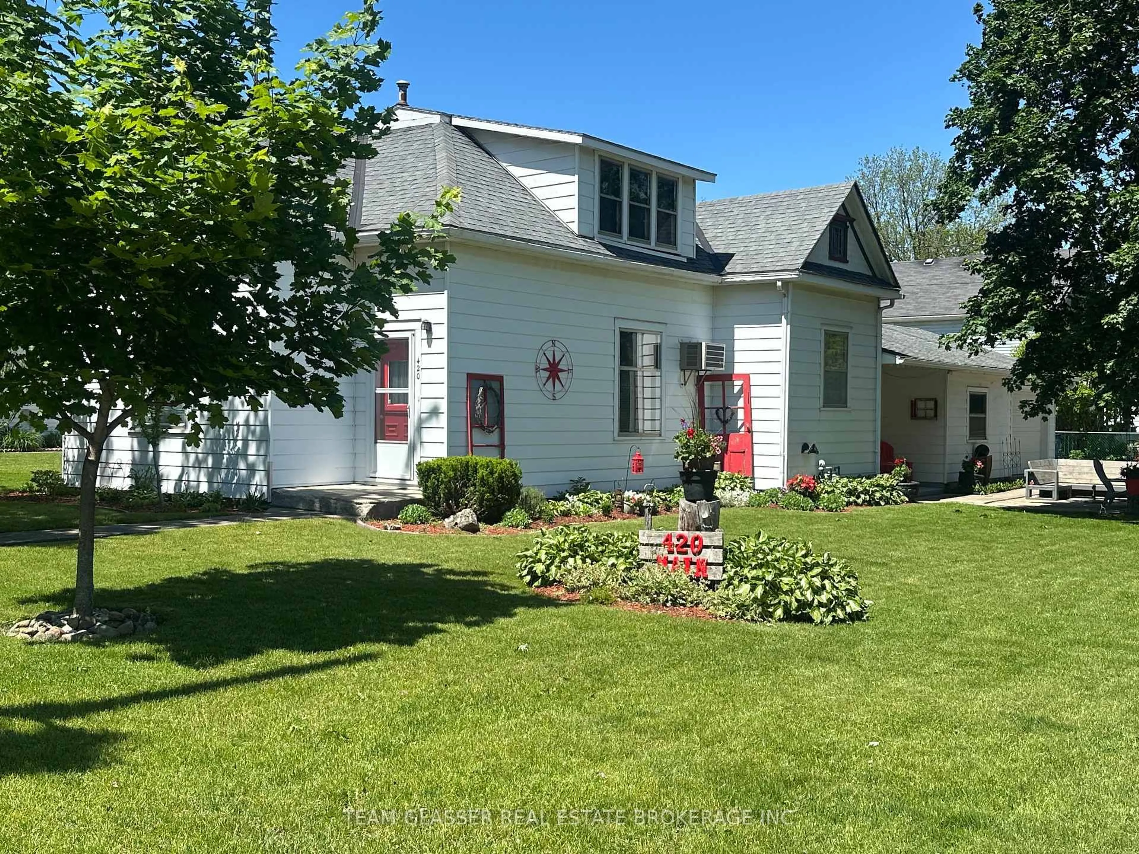 A pic from outside/outdoor area/front of a property/back of a property/a pic from drone, street for 420 Main St, Chatham-Kent Ontario N0P 1C0