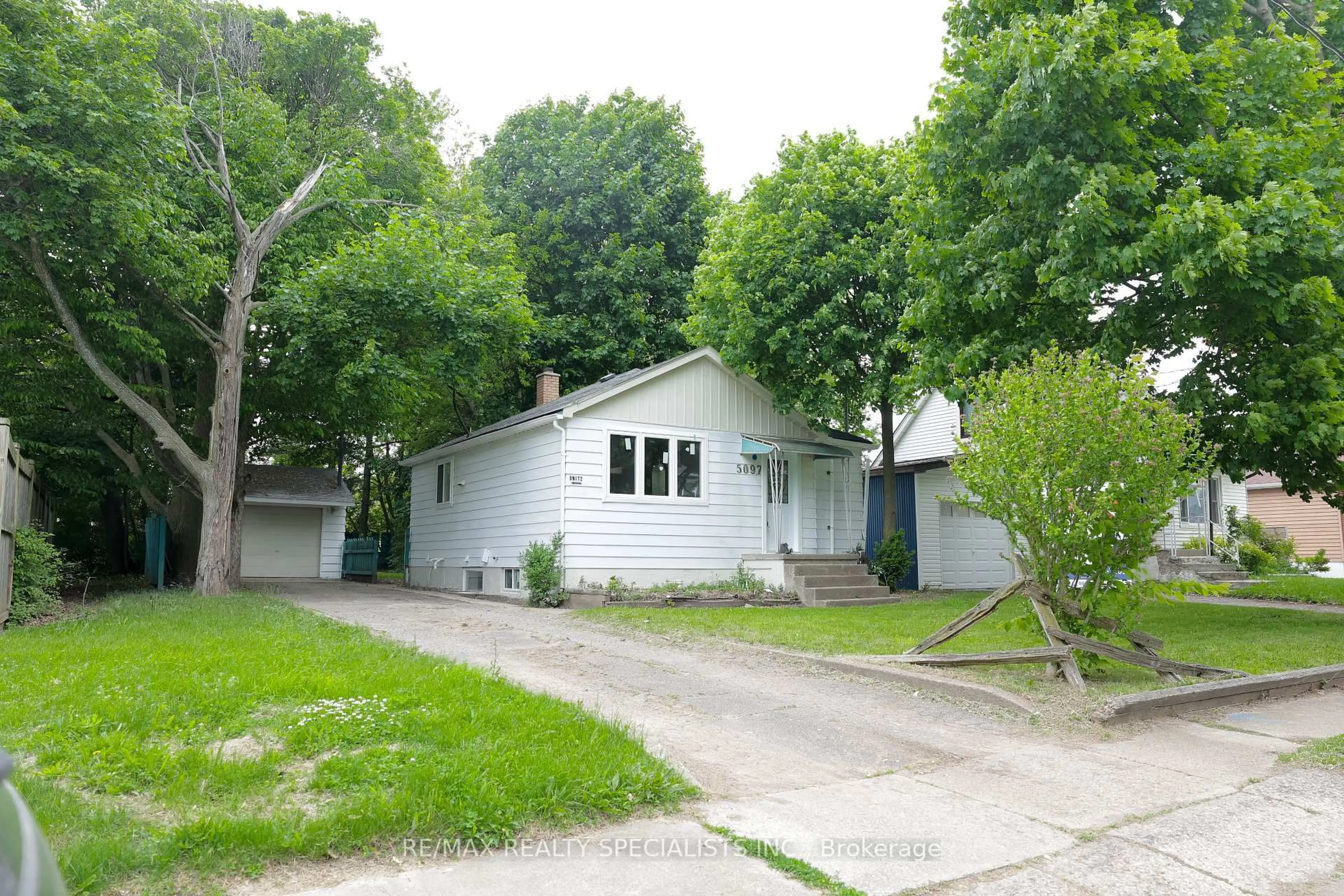 A pic from outside/outdoor area/front of a property/back of a property/a pic from drone, street for 5097 Ontario Ave, Niagara Falls Ontario L2E 3R7