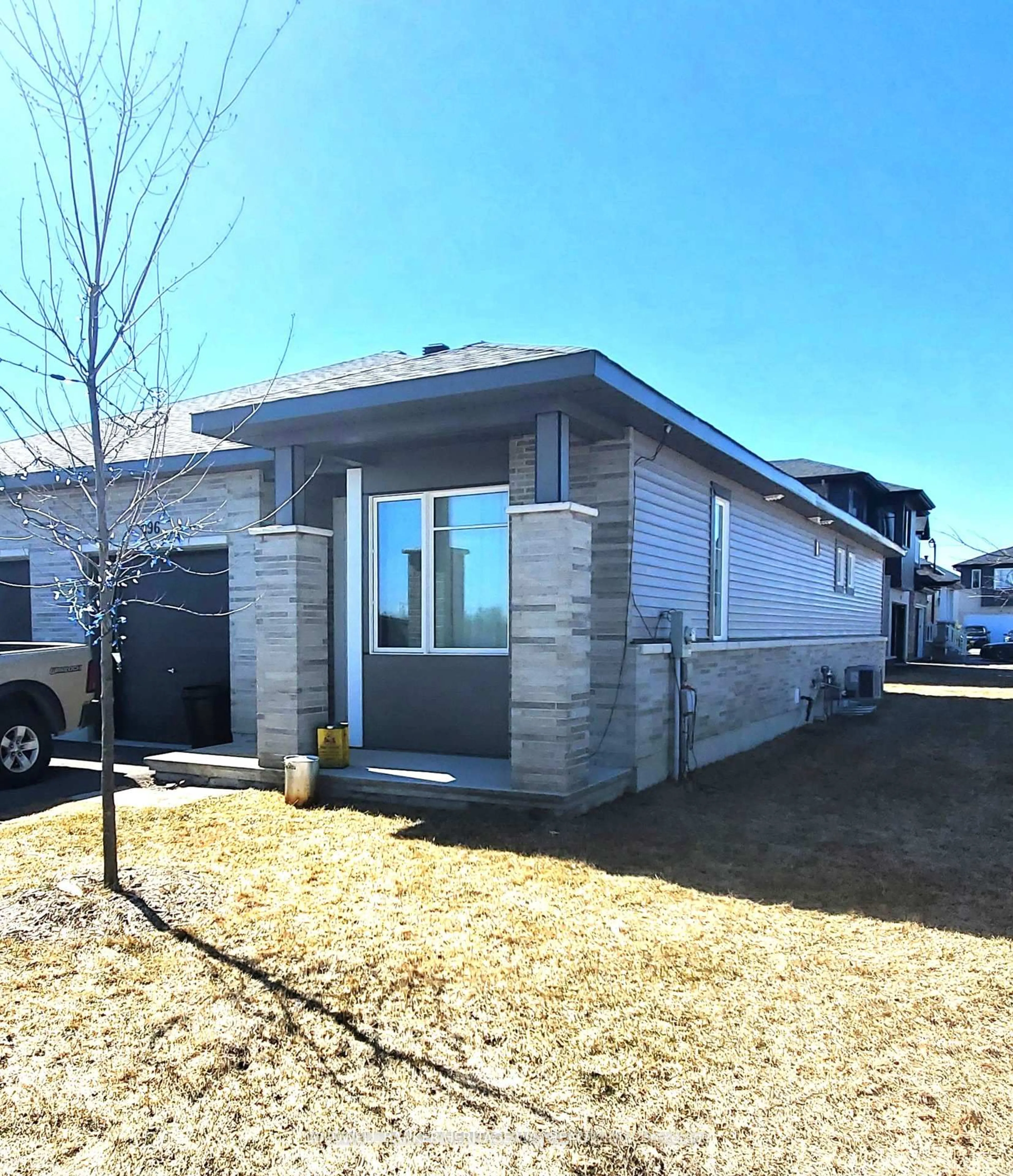 Home with vinyl exterior material, street for 196 Rathwell St, Perth Ontario K7H 3C7