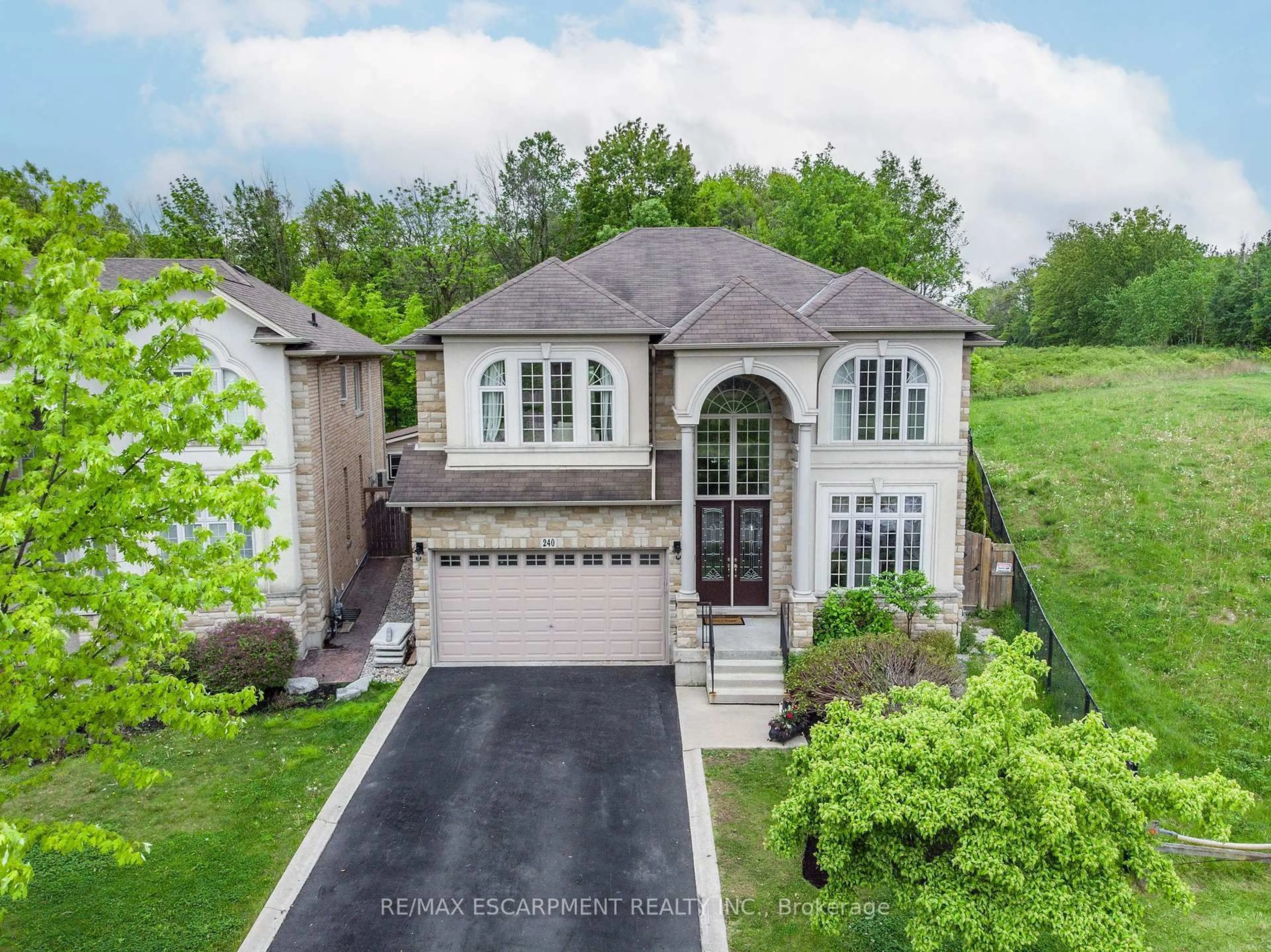 A pic from outside/outdoor area/front of a property/back of a property/a pic from drone, street for 240 CLOVERLEAF Dr, Hamilton Ontario L9K 1T2