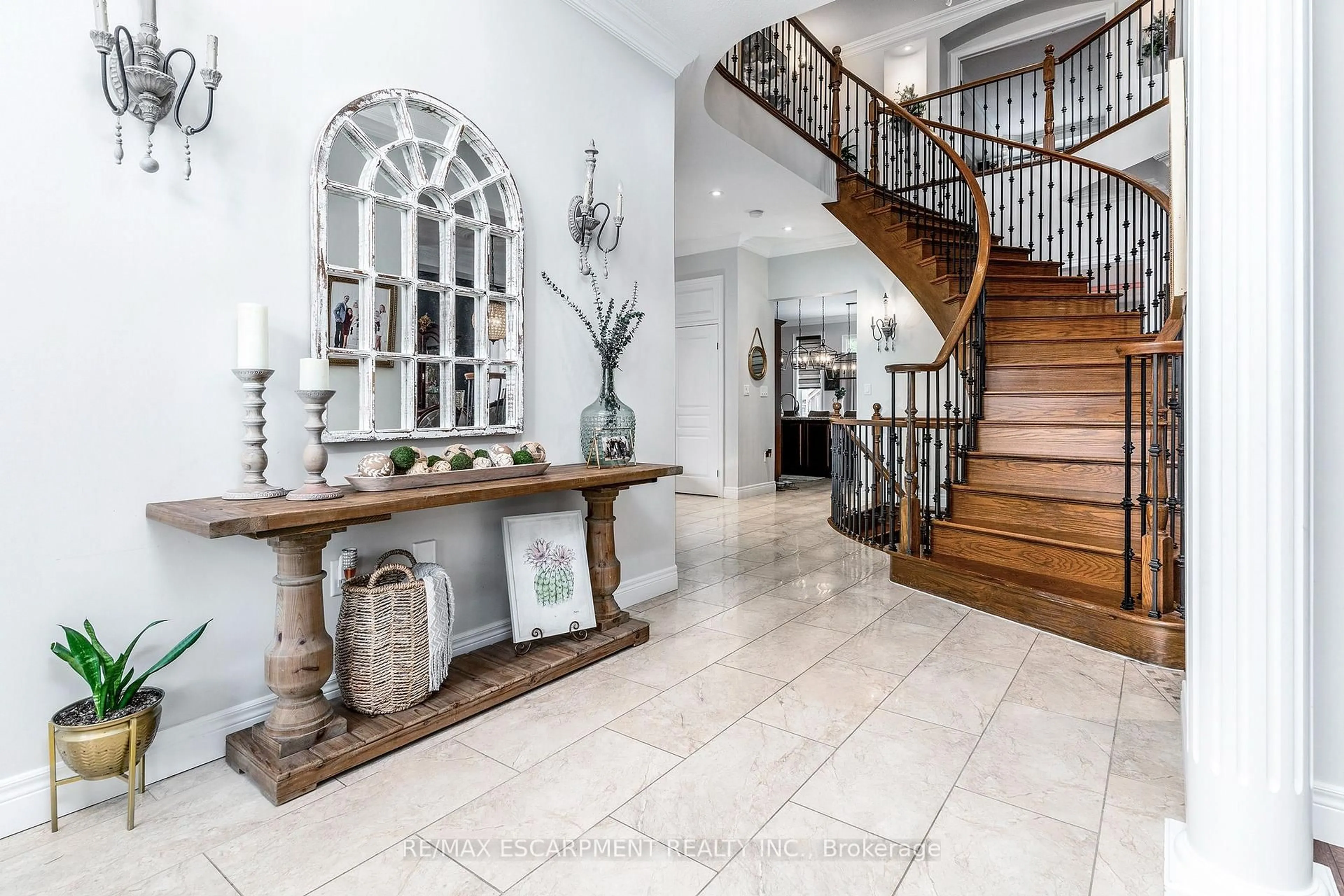 Indoor foyer for 240 CLOVERLEAF Dr, Hamilton Ontario L9K 1T2