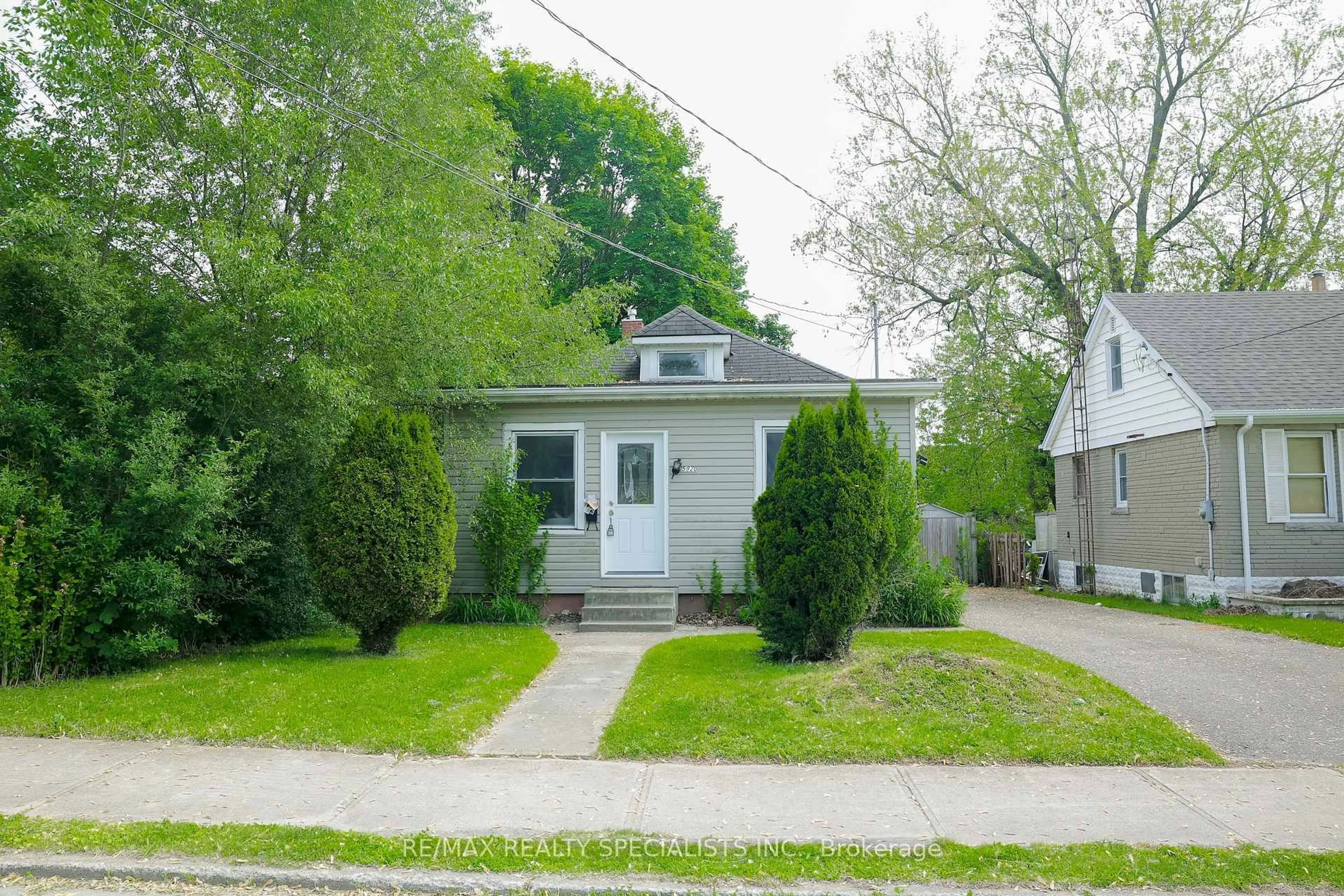 Home with vinyl exterior material, street for 5920 Symmes St, Niagara Falls Ontario L2G 2G5