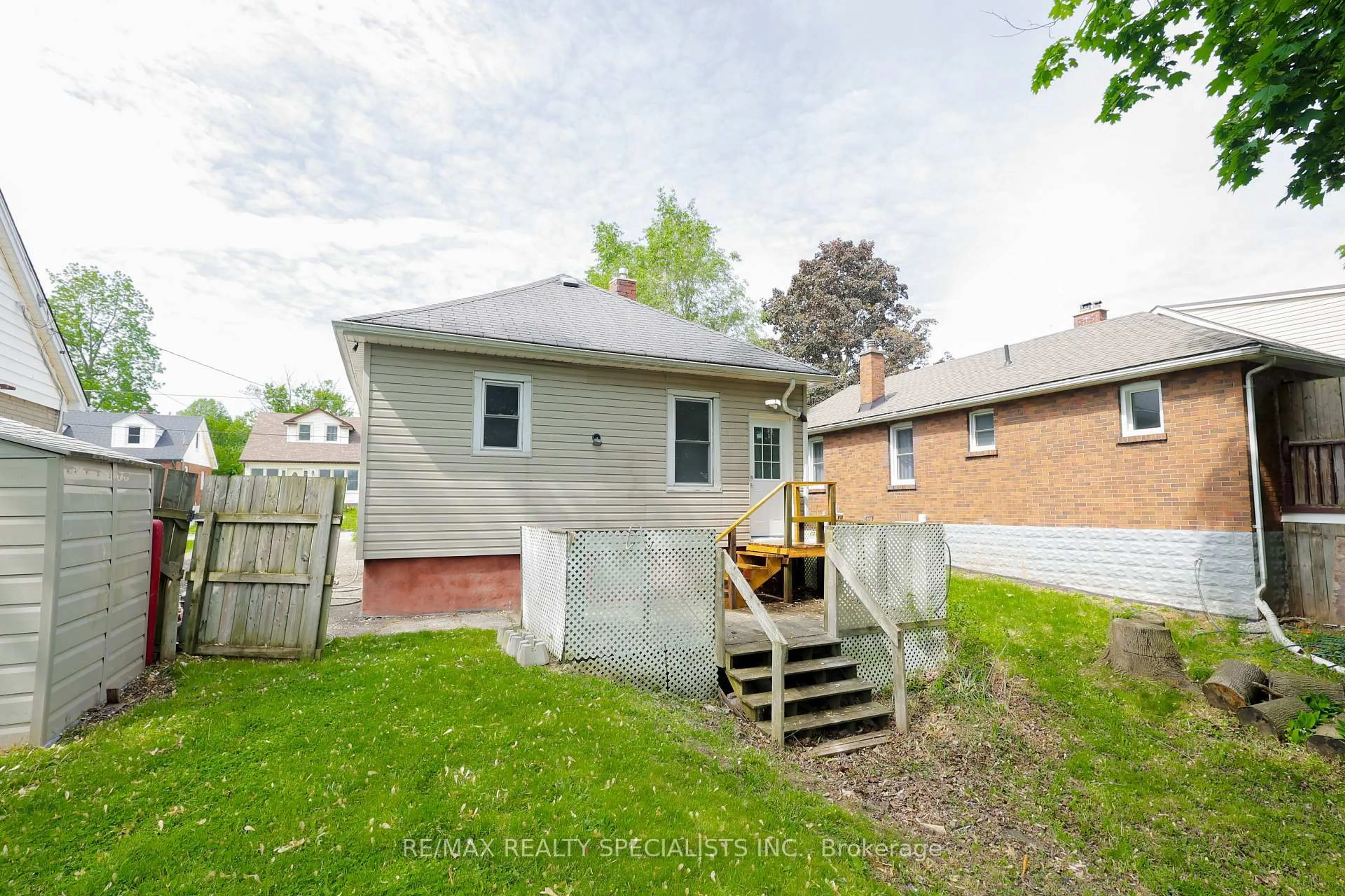 A pic from outside/outdoor area/front of a property/back of a property/a pic from drone, street for 5920 Symmes St, Niagara Falls Ontario L2G 2G5