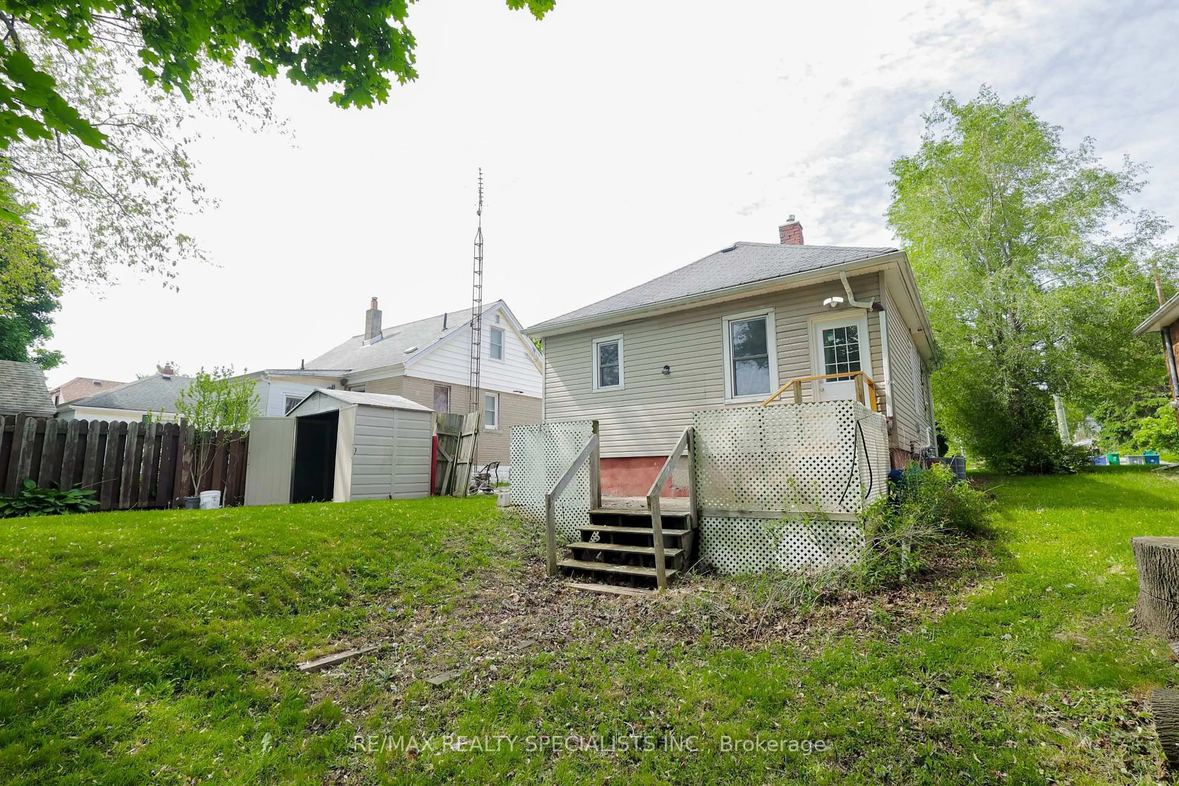 Patio, building for 5920 Symmes St, Niagara Falls Ontario L2G 2G5
