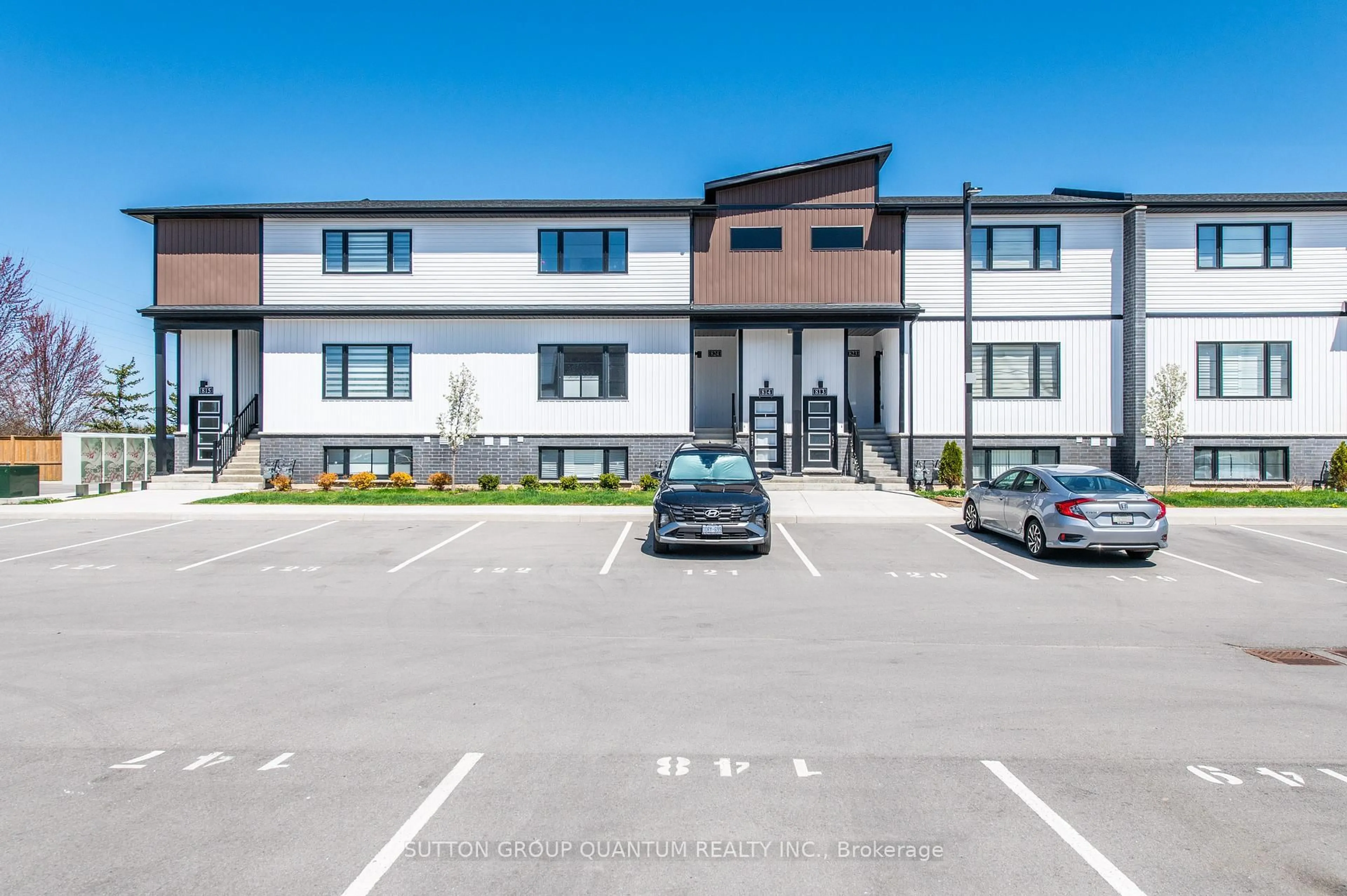 A pic from outside/outdoor area/front of a property/back of a property/a pic from drone, unknown for 4263 Fourth Ave #813, Niagara Falls Ontario L2E 0C2