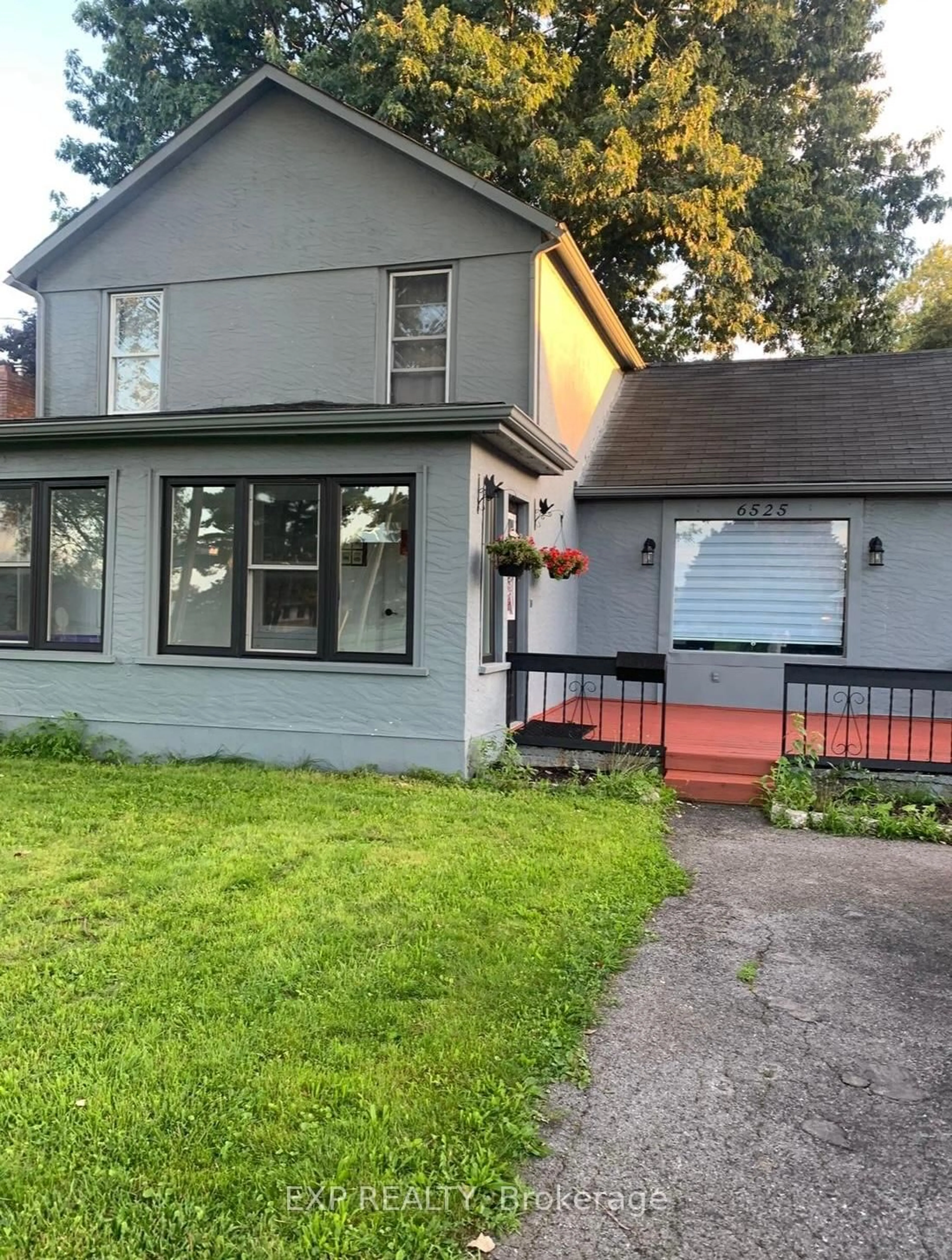 Home with vinyl exterior material, street for 6525 Oneil St, Niagara Falls Ontario L2J 1M7