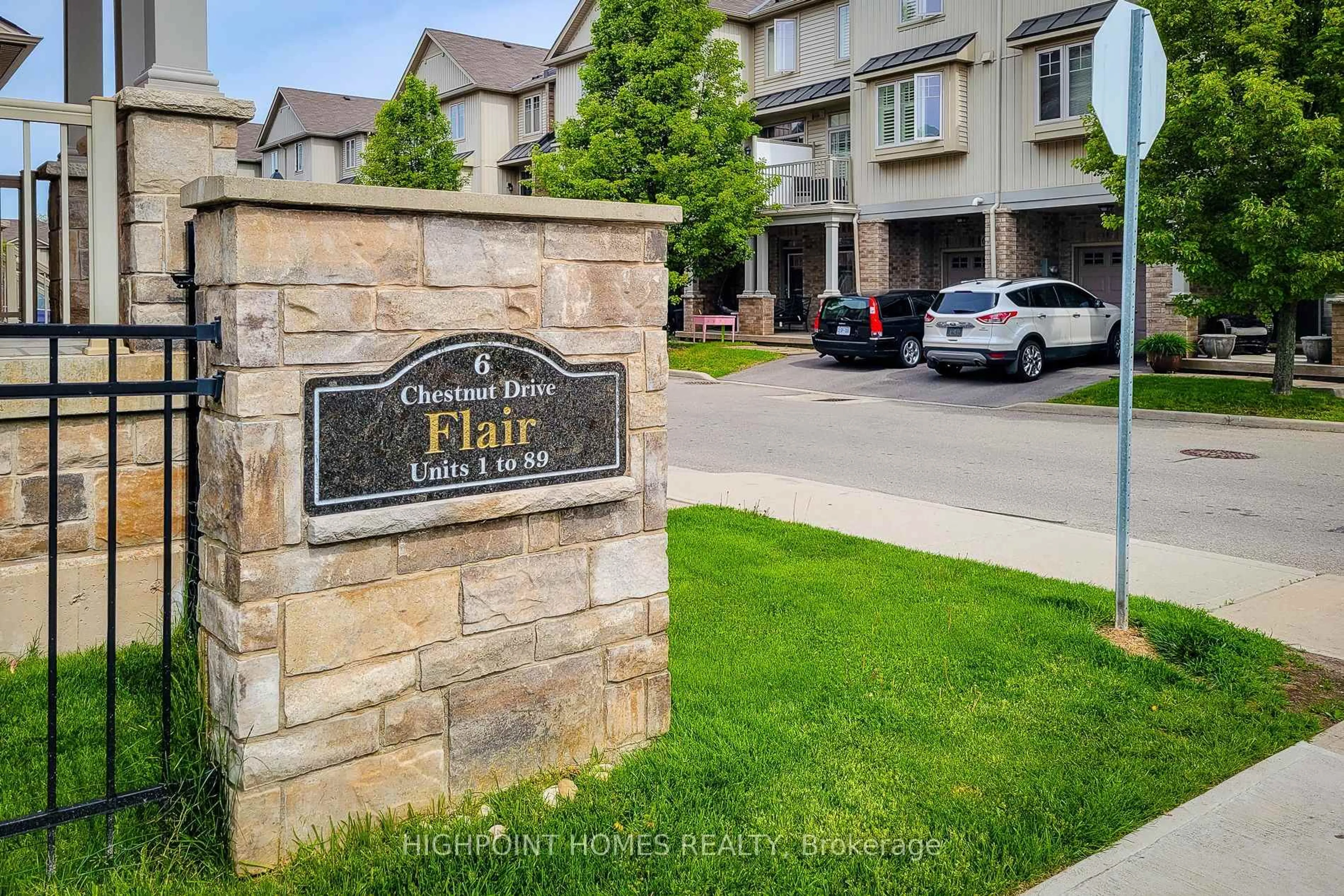 Indoor entryway for 6 Chestnut Dr #15, Grimsby Ontario L1M 0C4