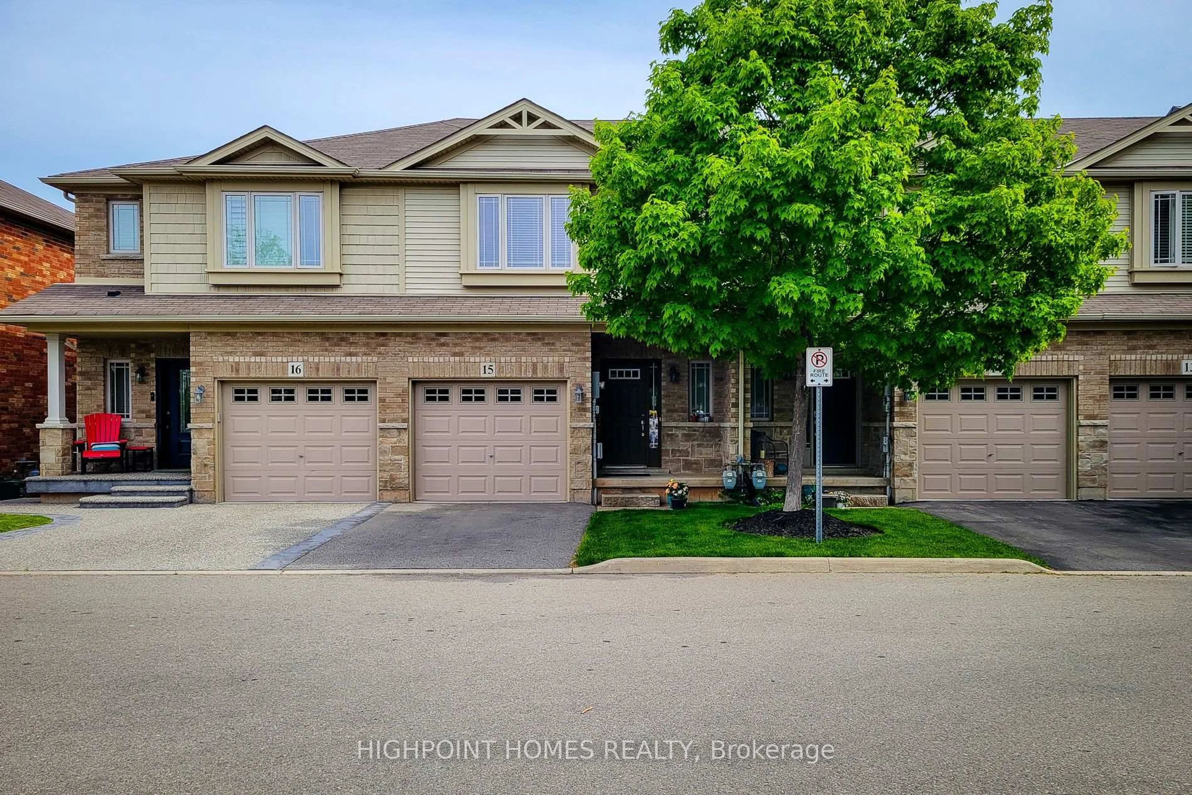 A pic from outside/outdoor area/front of a property/back of a property/a pic from drone, street for 6 Chestnut Dr #15, Grimsby Ontario L1M 0C4