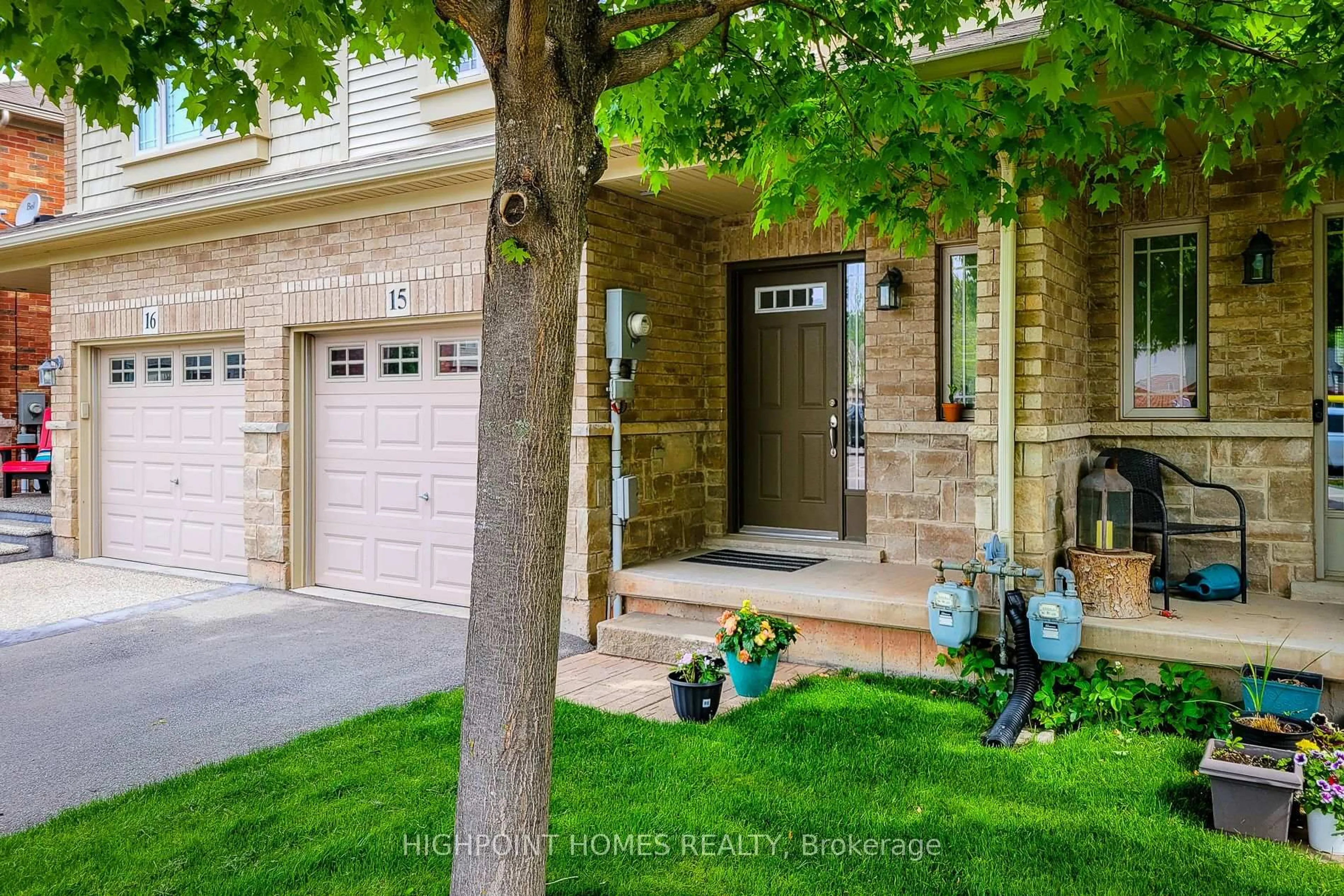 Indoor entryway for 6 Chestnut Dr #15, Grimsby Ontario L1M 0C4