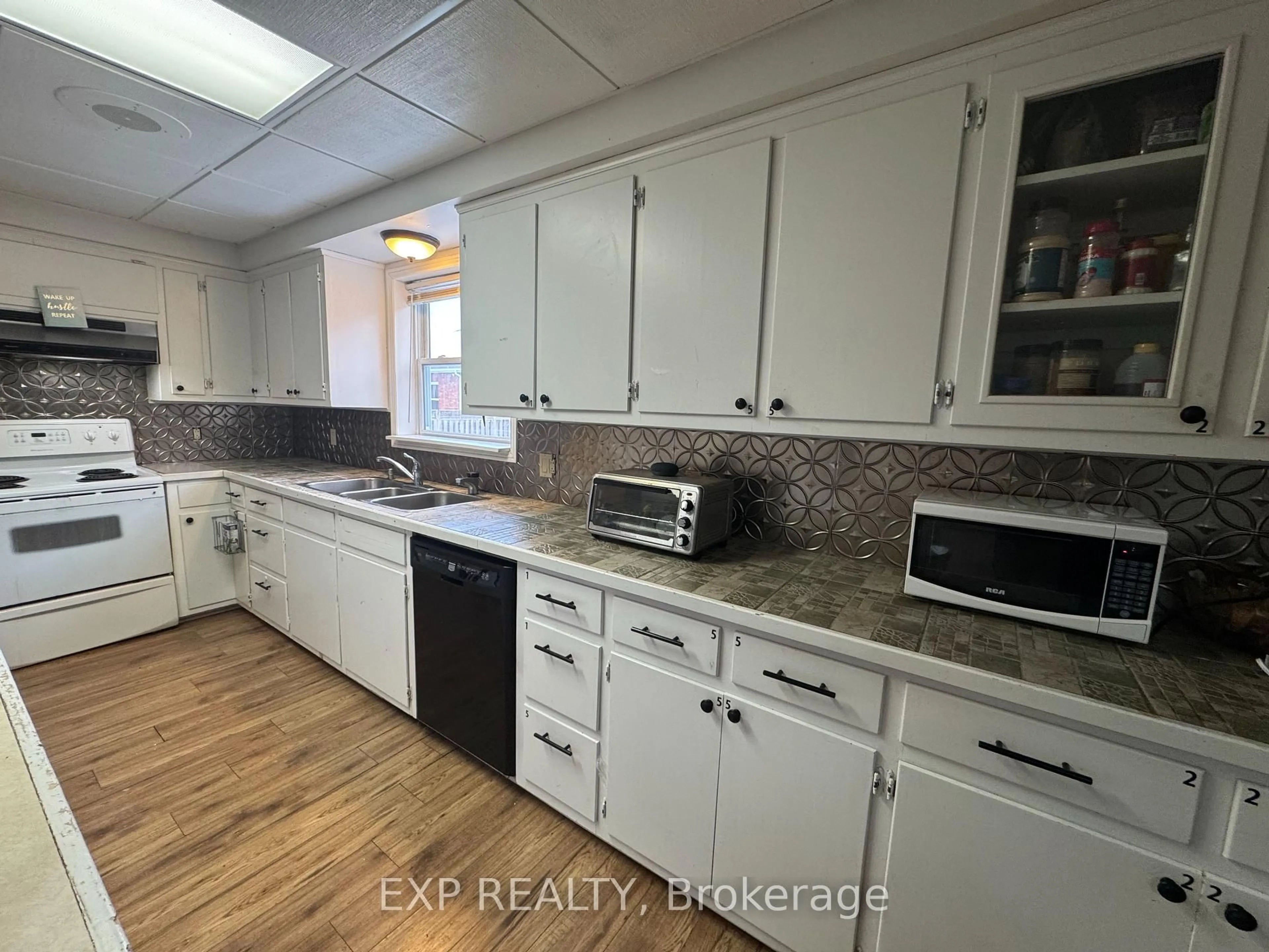 Standard kitchen, unknown for 612 Romaine St, Peterborough Central Ontario K9J 2E4