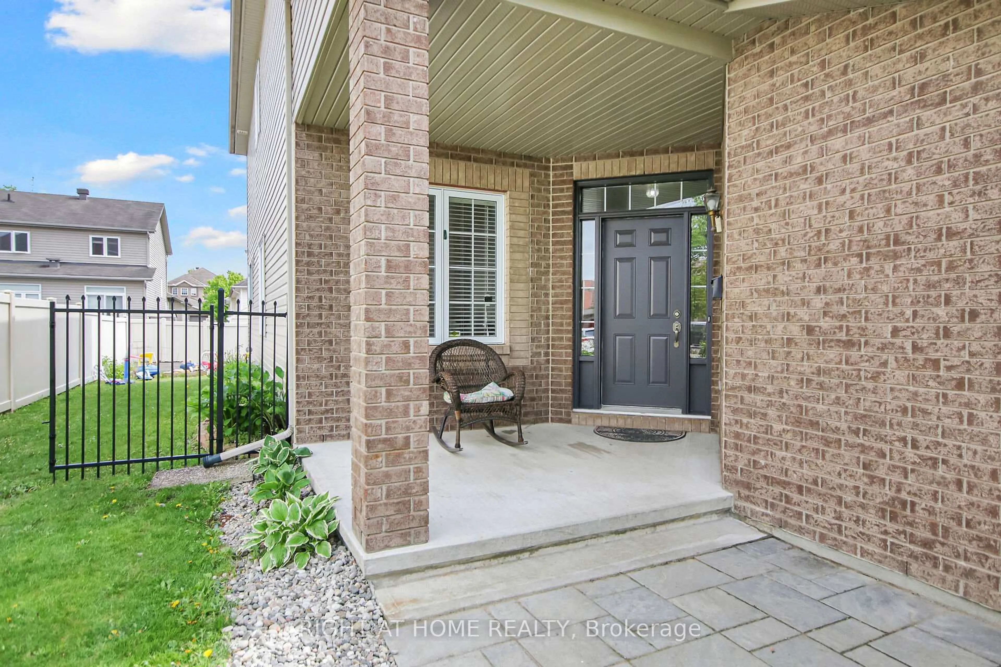 Indoor entryway for 915 Gosnell Terr, Ottawa Ontario K4A 5C4