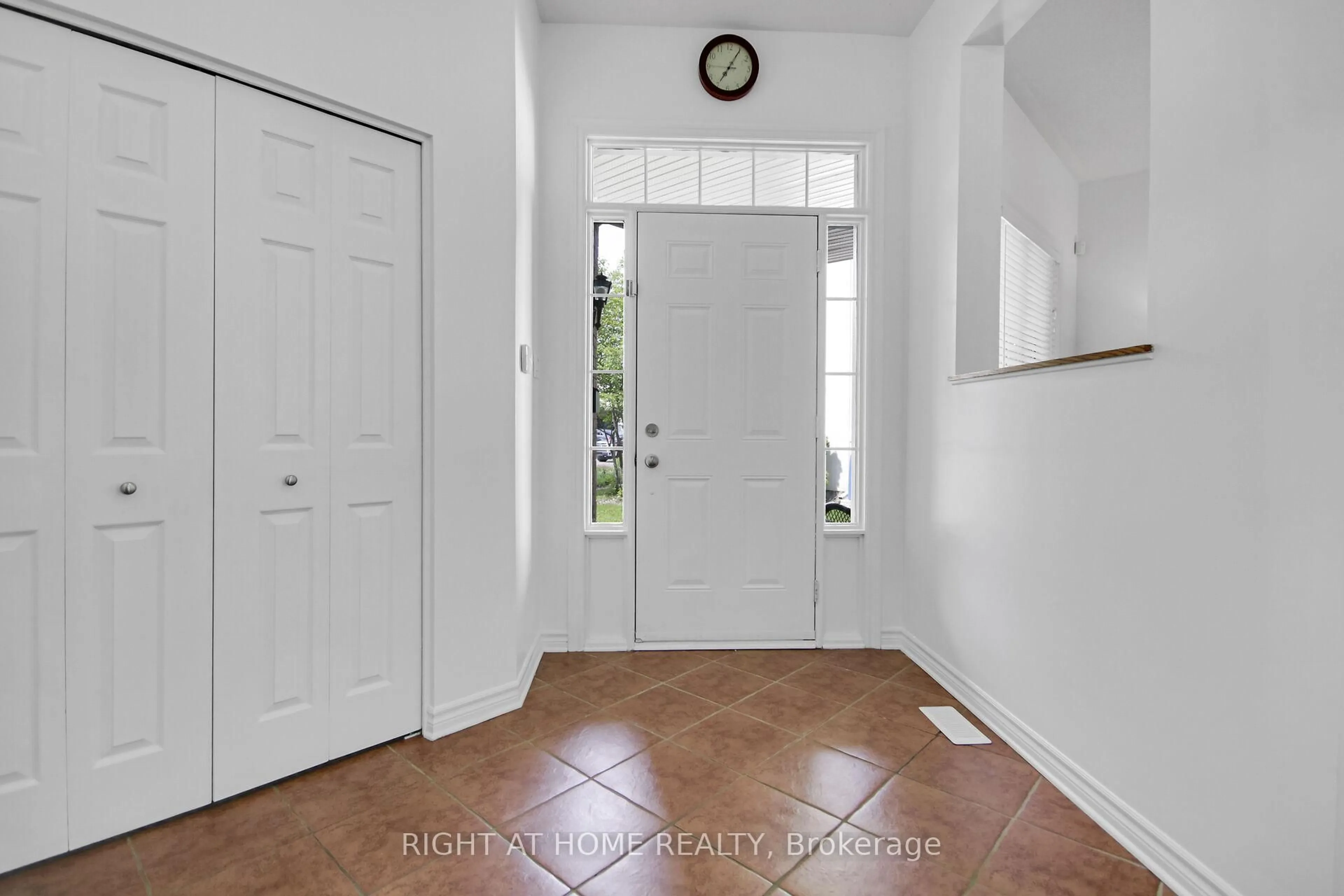 Indoor entryway for 915 Gosnell Terr, Ottawa Ontario K4A 5C4