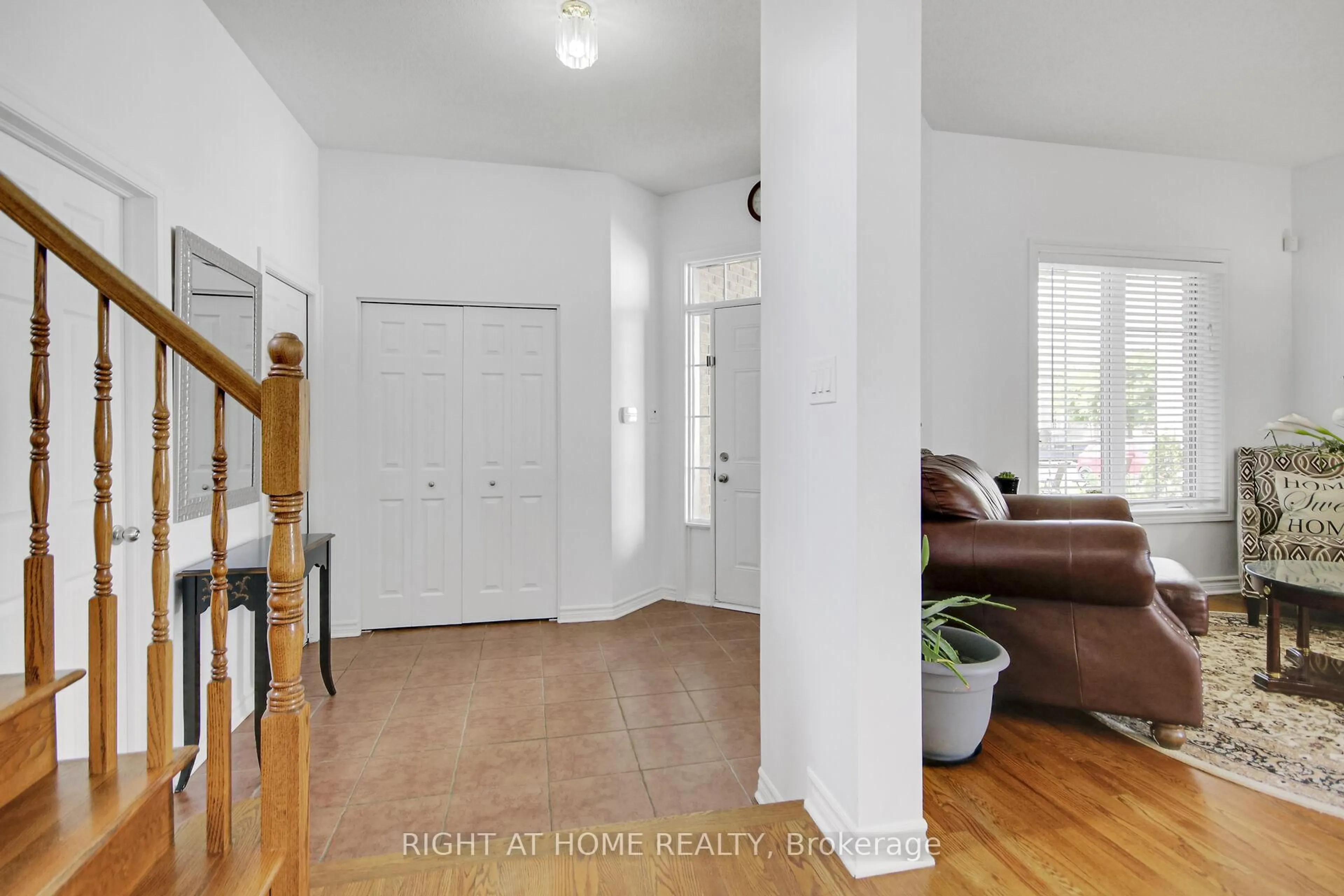 Indoor entryway for 915 Gosnell Terr, Ottawa Ontario K4A 5C4