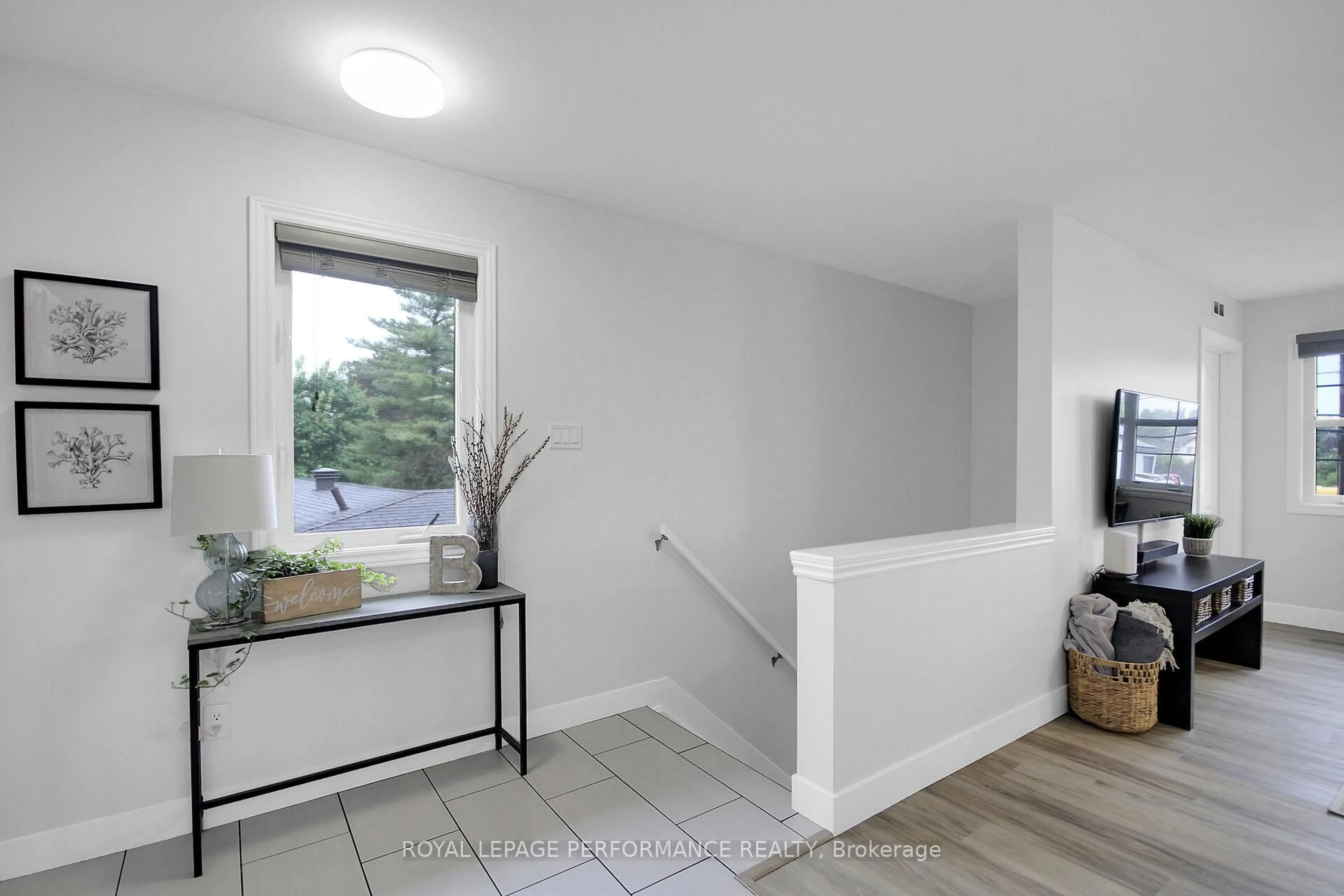 Indoor entryway for 245 Equinox Dr #201, Russell Ontario K0A 1W1