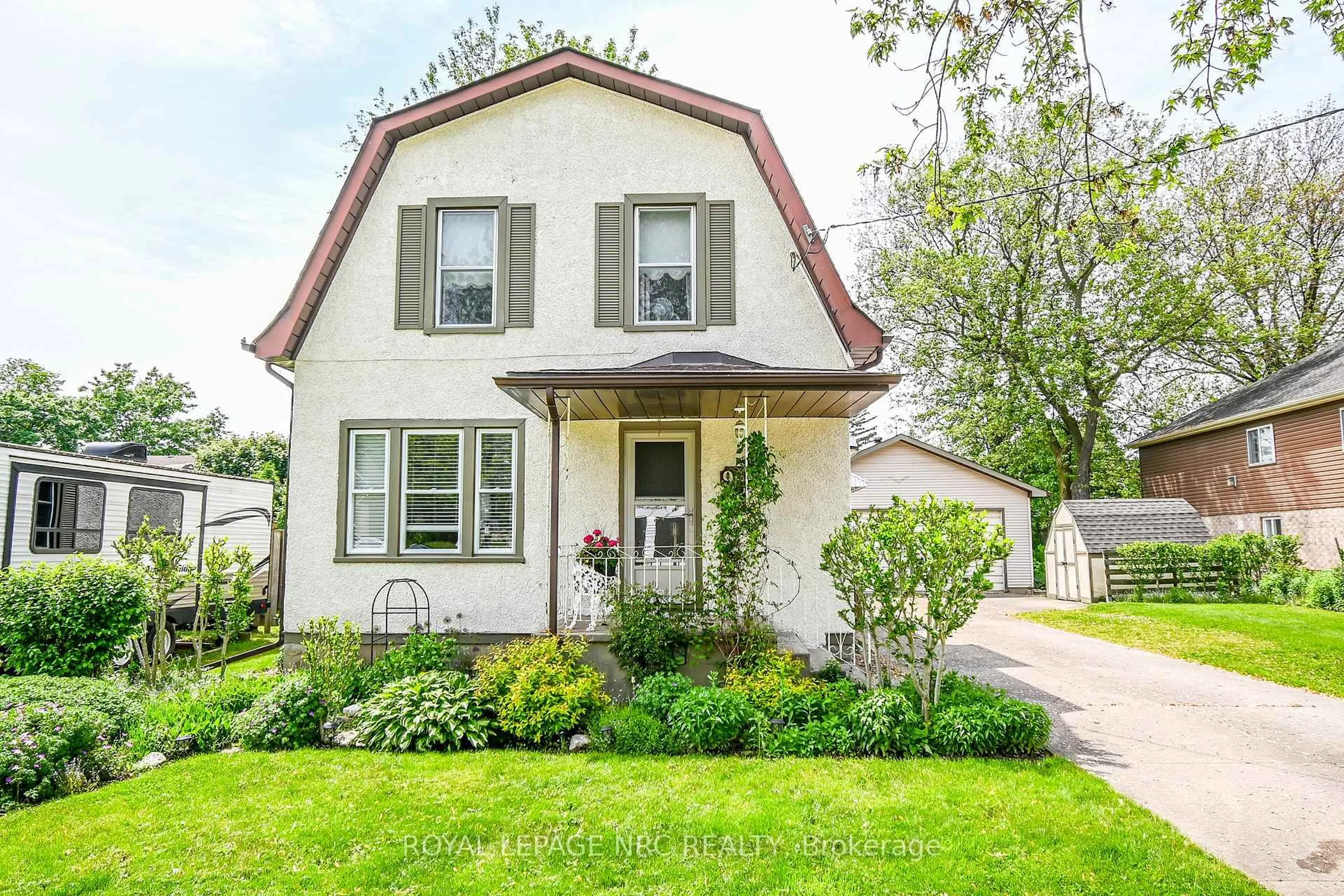 Home with vinyl exterior material, street for 99 Welland St, Thorold Ontario L2V 2C3
