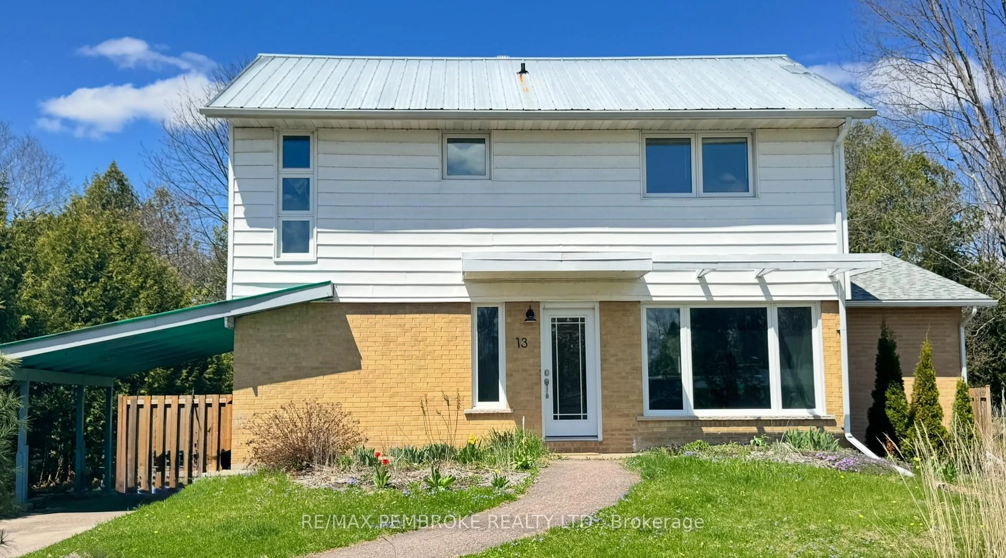 Home with vinyl exterior material, building for 13 Highland Cres, Deep River Ontario K0J 1P0