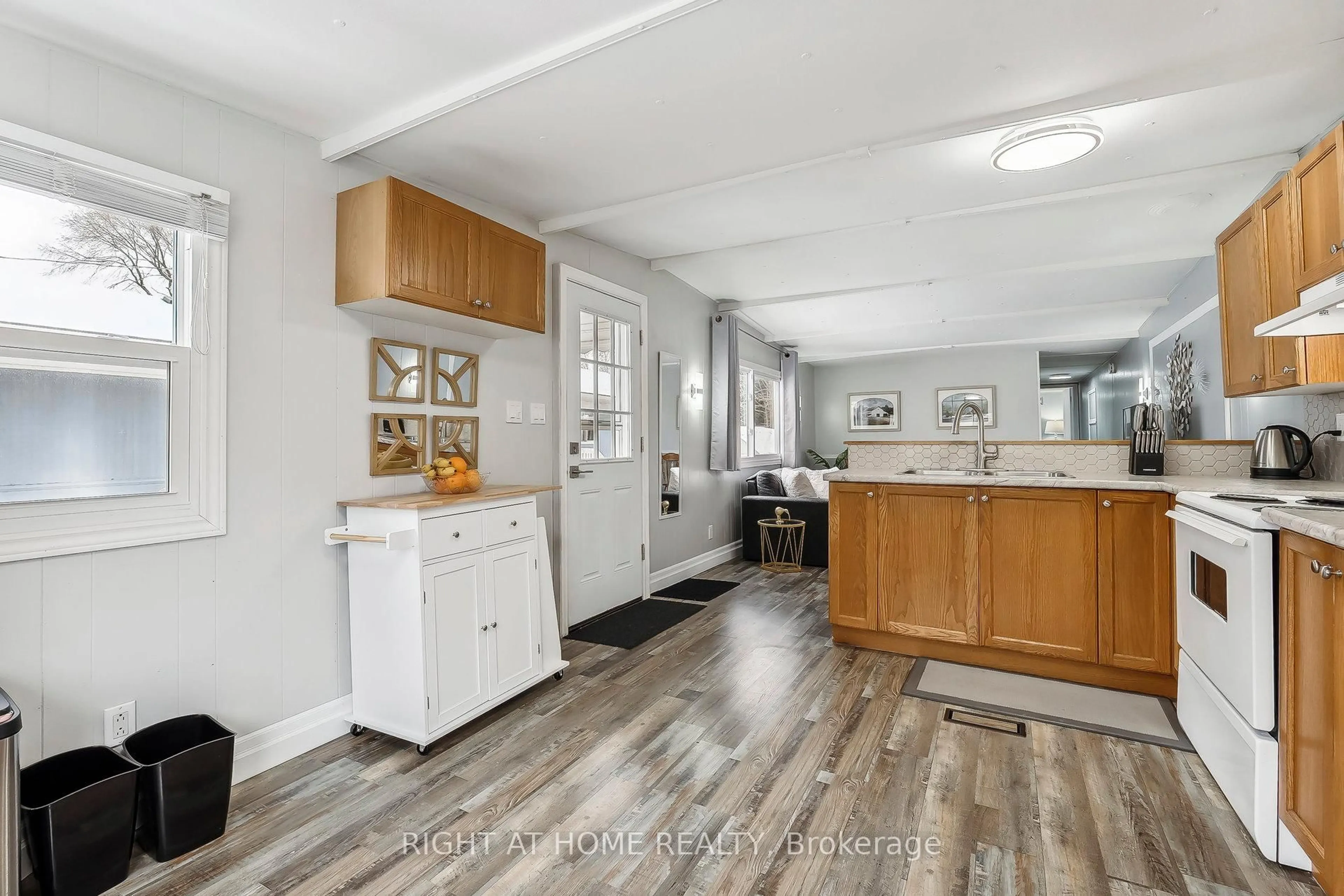 Open concept kitchen, wood/laminate floor for 4584 Abigail Lane, Lincoln Ontario L3J 0W1