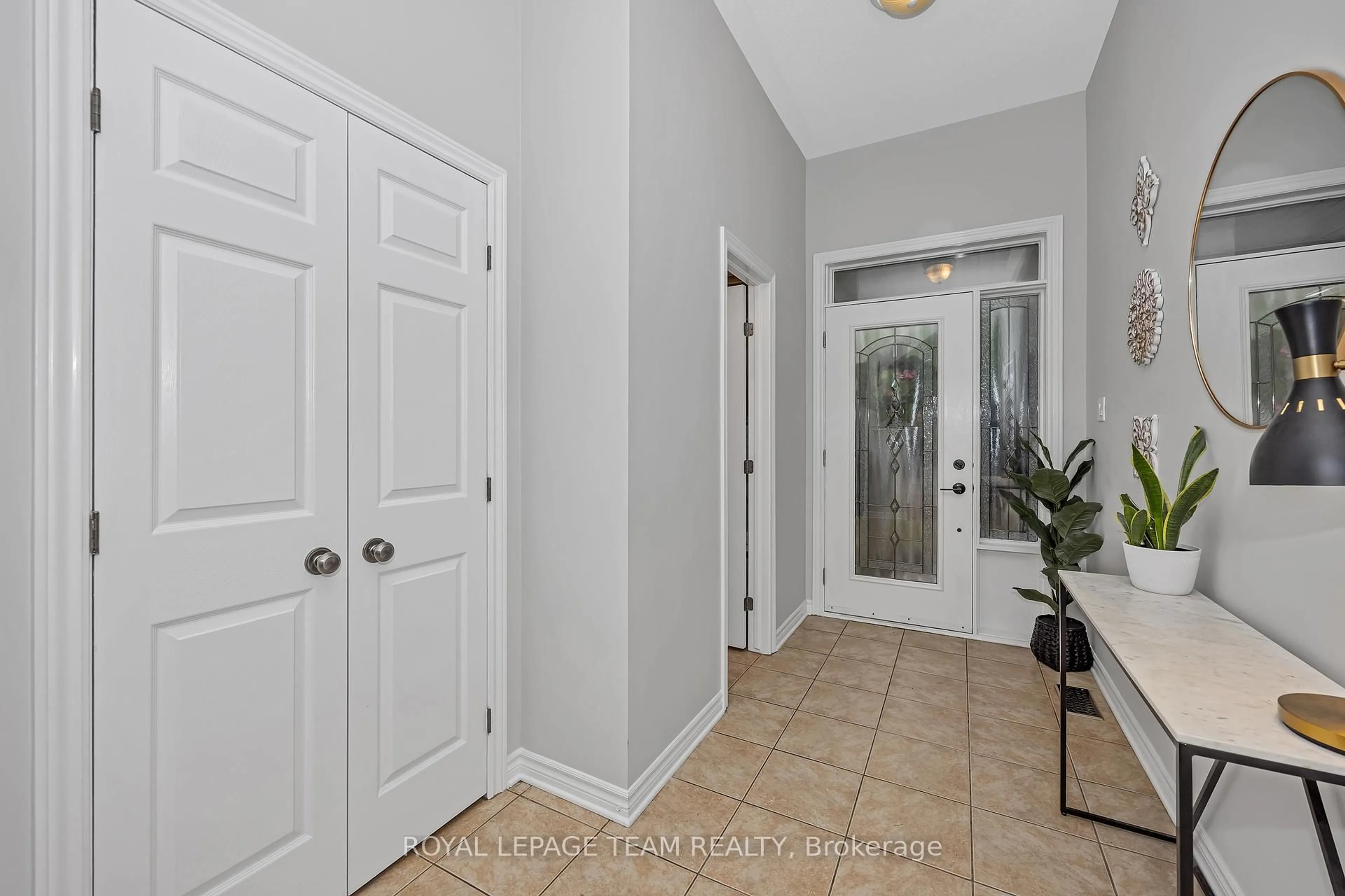 Indoor entryway for 91 Whetstone Cres, Ottawa Ontario K2G 7C4