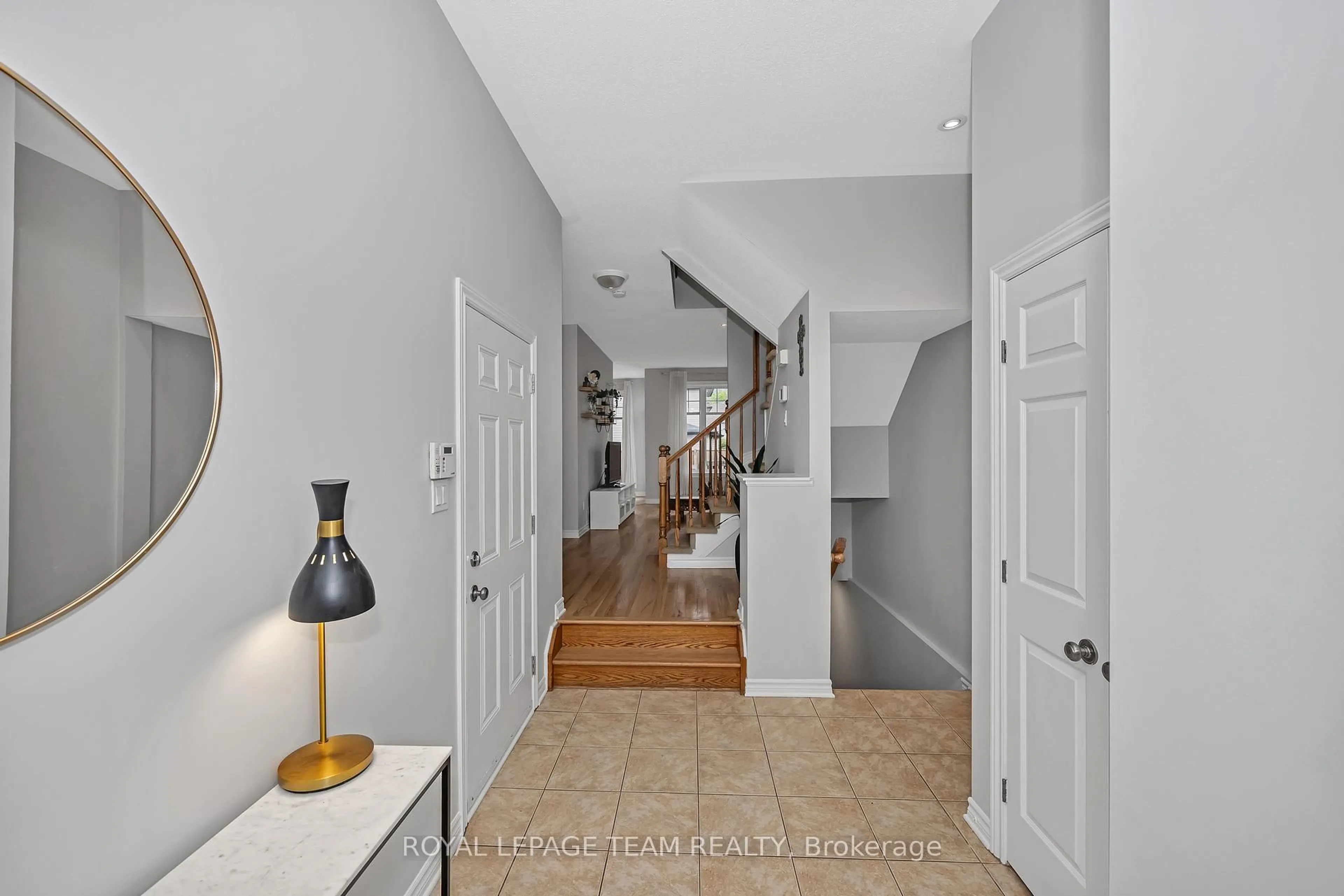 Indoor entryway for 91 Whetstone Cres, Ottawa Ontario K2G 7C4